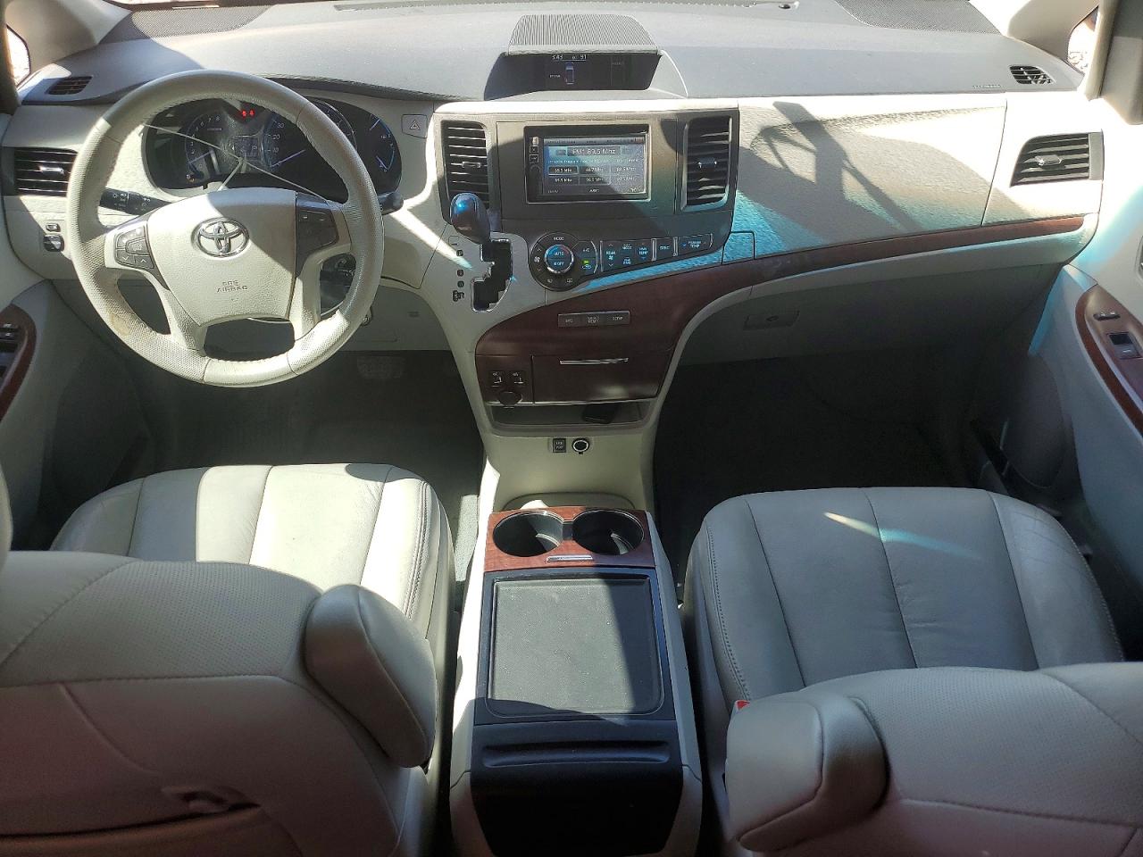 2013 Toyota Sienna Xle 8-passenger Red vin: 5TDYK3DC7DS319790