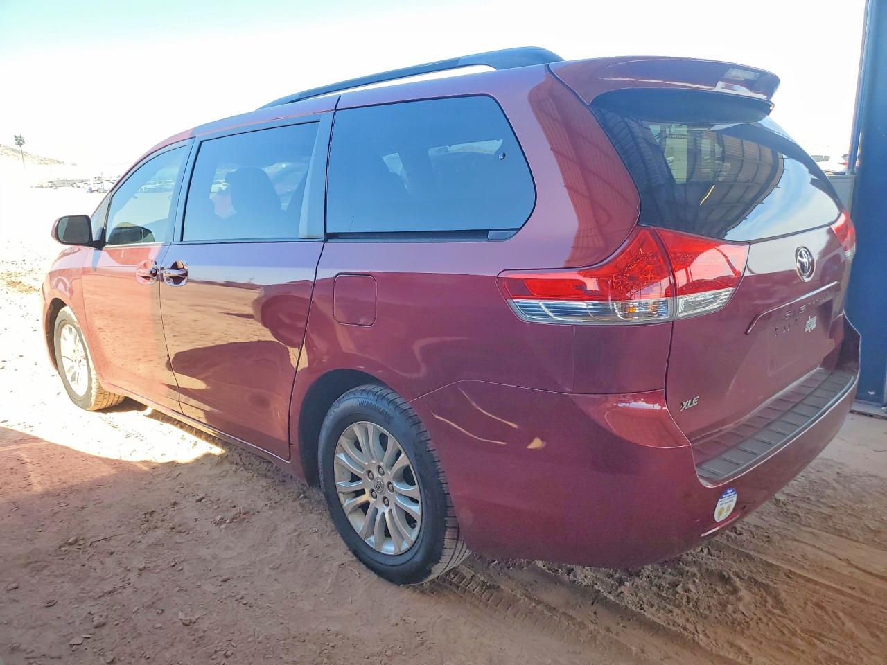 2013 Toyota Sienna Xle 8-passenger Red vin: 5TDYK3DC7DS319790