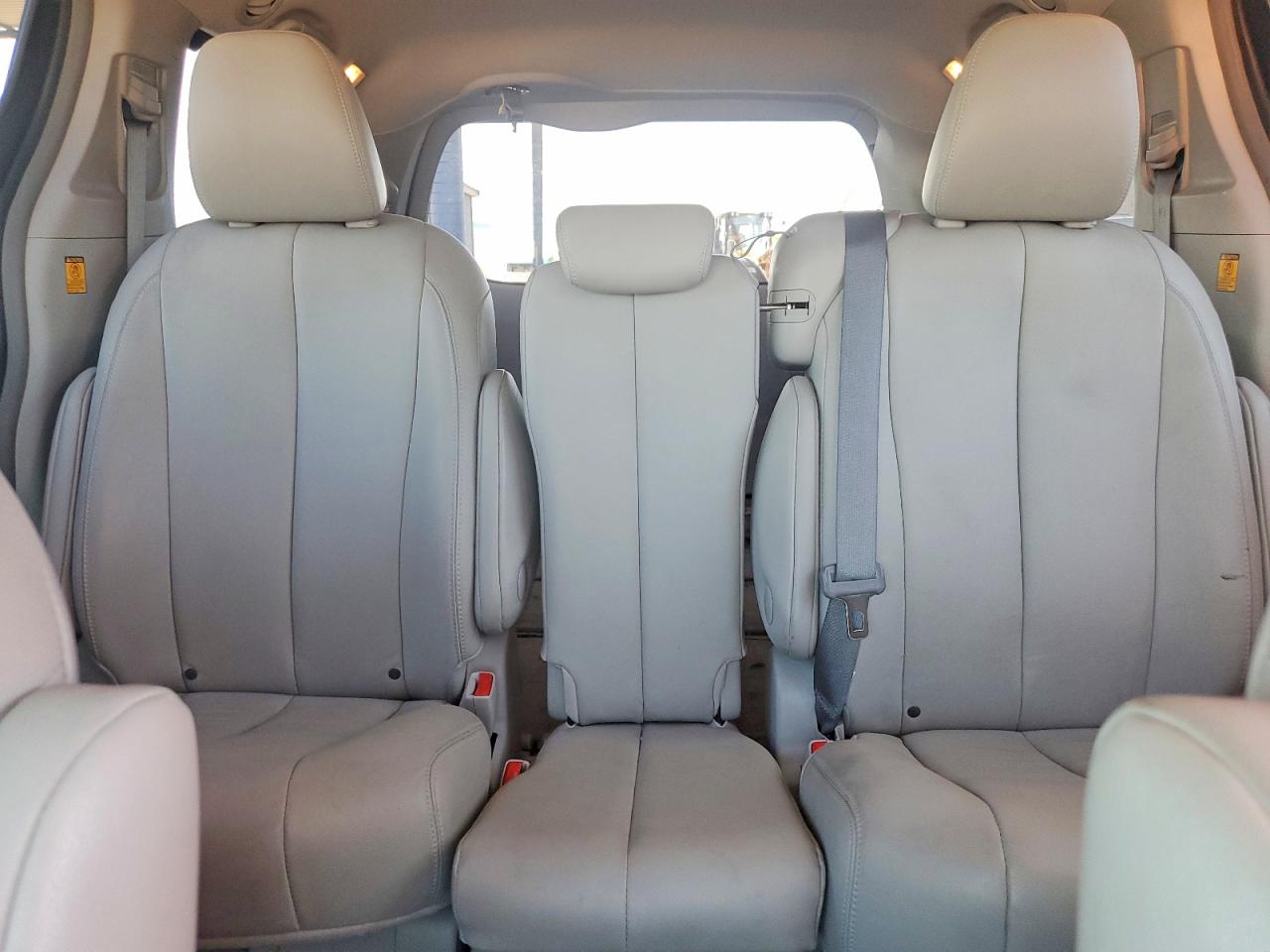 2013 Toyota Sienna Xle 8-passenger Red vin: 5TDYK3DC7DS319790