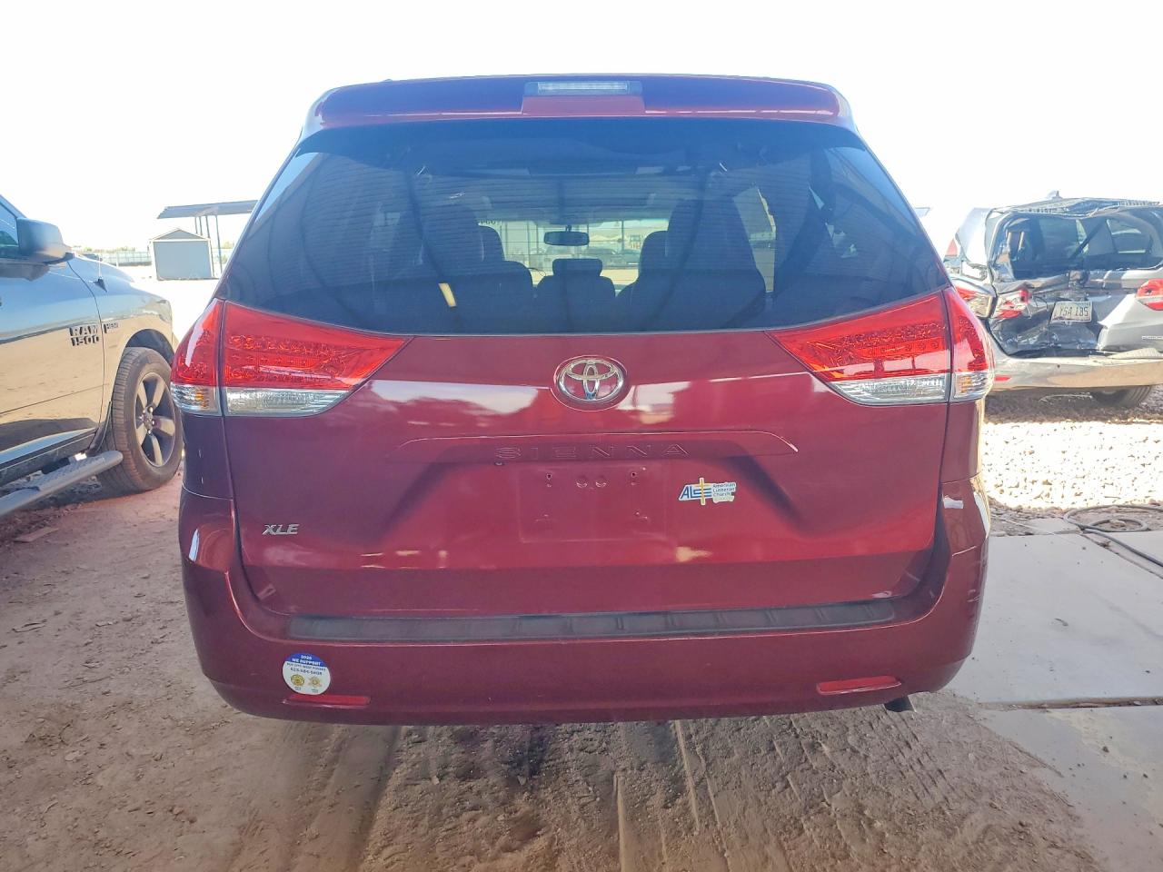 2013 Toyota Sienna Xle 8-passenger Red vin: 5TDYK3DC7DS319790