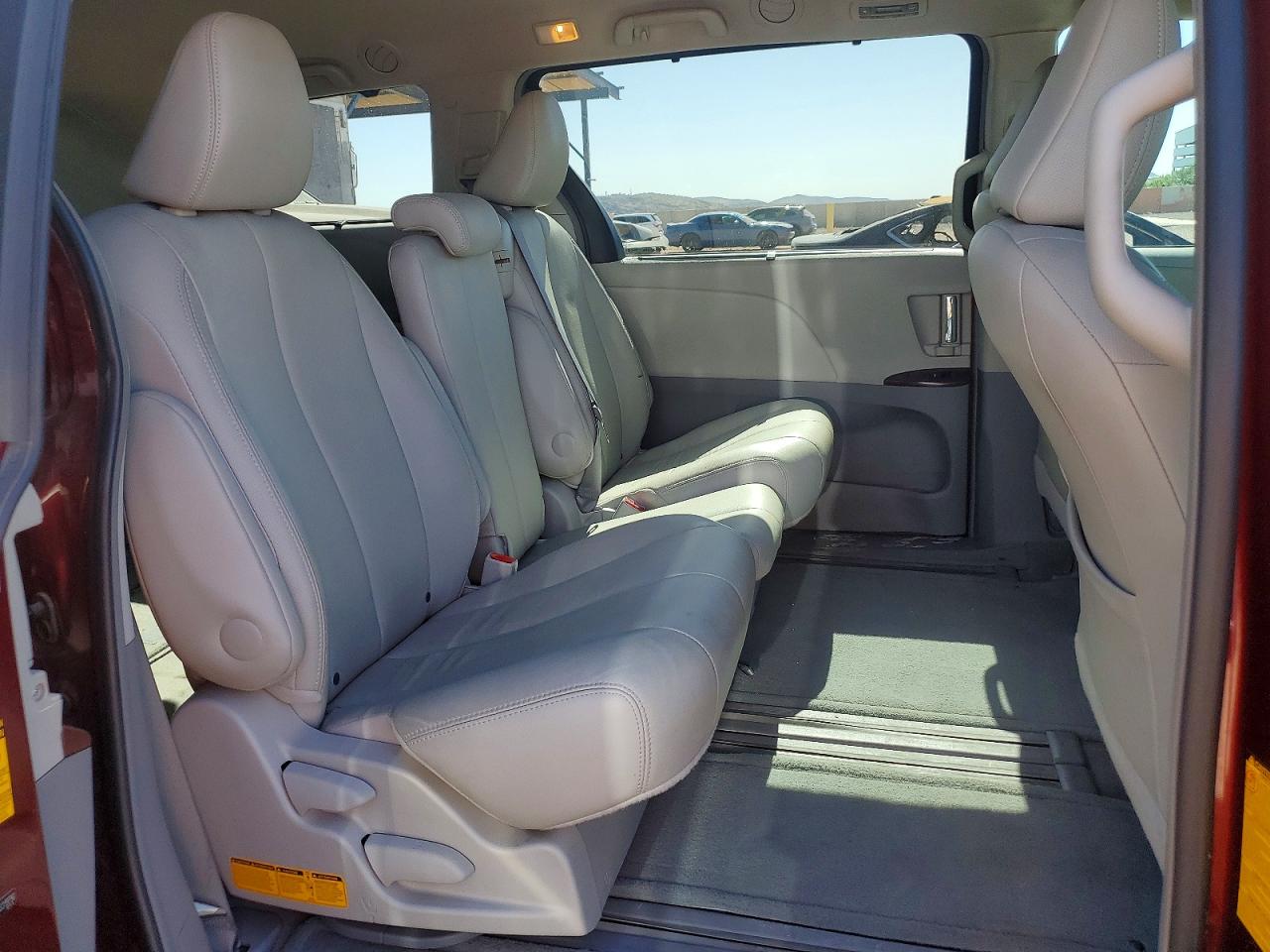 2013 Toyota Sienna Xle 8-passenger Red vin: 5TDYK3DC7DS319790