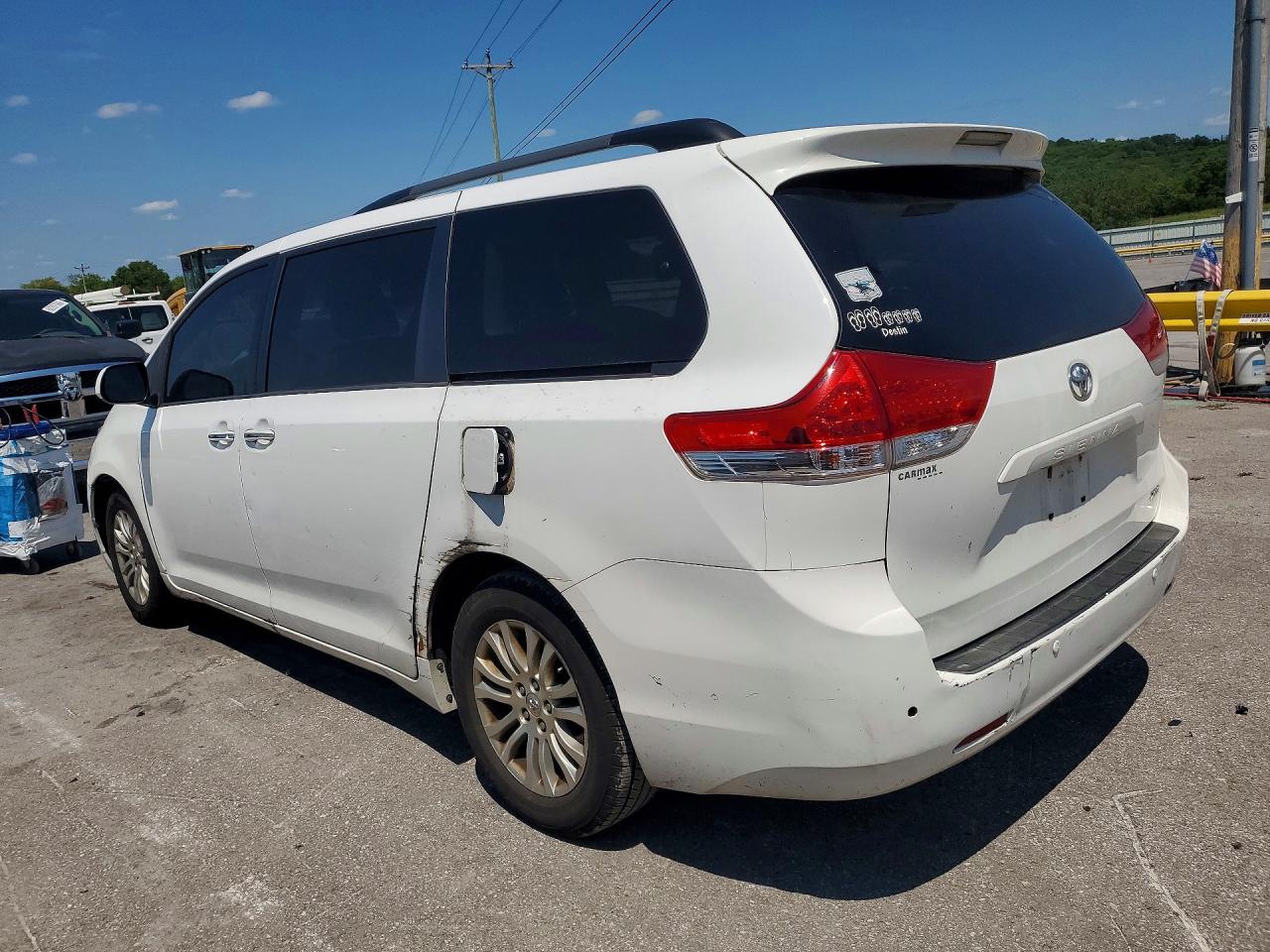 2013 Toyota Sienna Xle 8-passenger White vin: 5TDYK3DC7DS320616