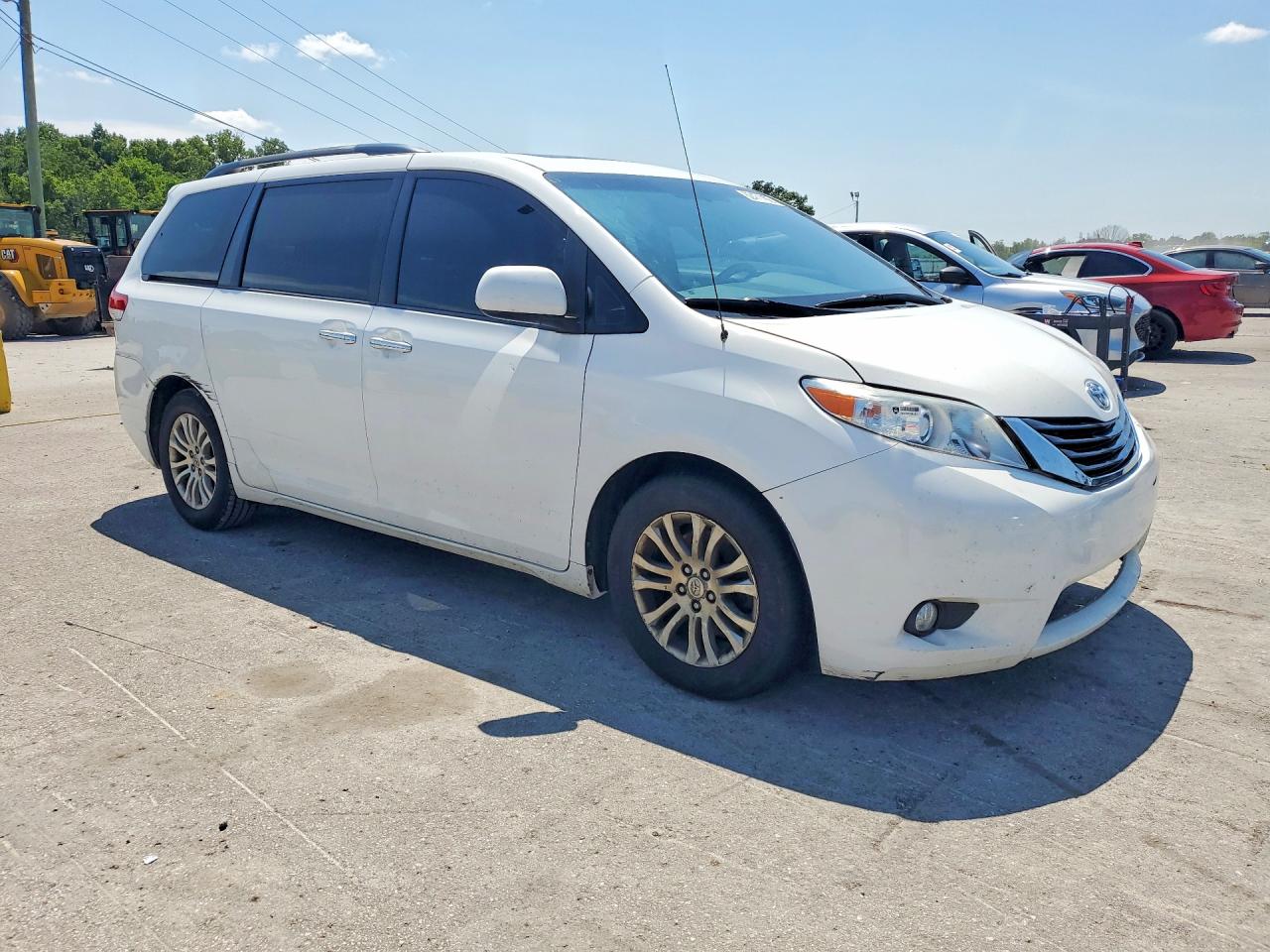 2013 Toyota Sienna Xle 8-passenger White vin: 5TDYK3DC7DS320616