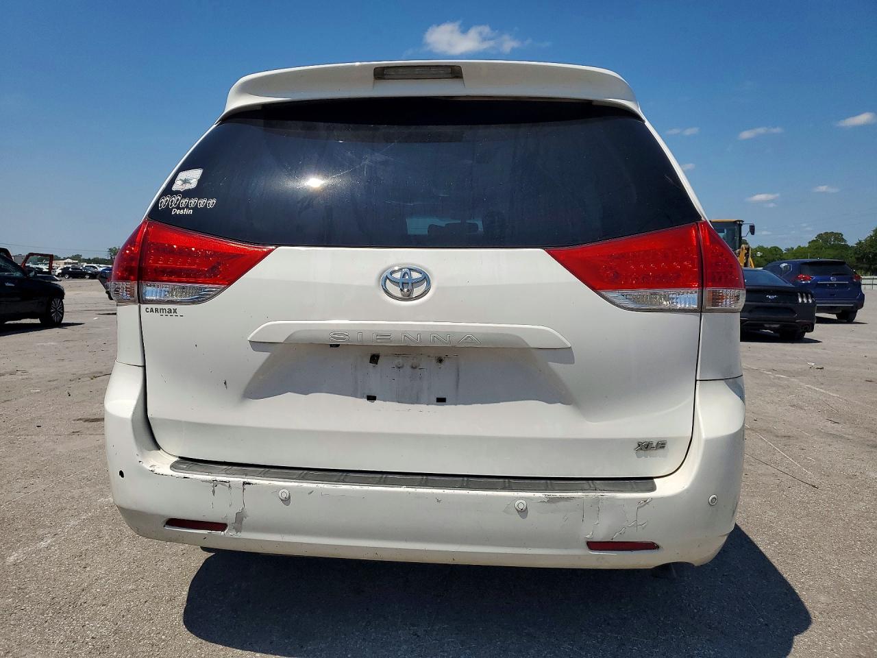 2013 Toyota Sienna Xle 8-passenger White vin: 5TDYK3DC7DS320616