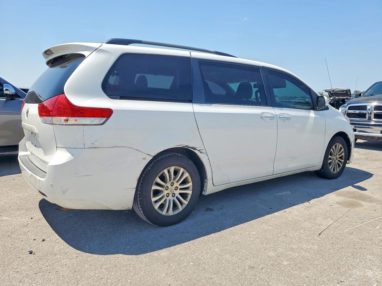 2013 Toyota Sienna Xle 8-passenger White vin: 5TDYK3DC7DS320616