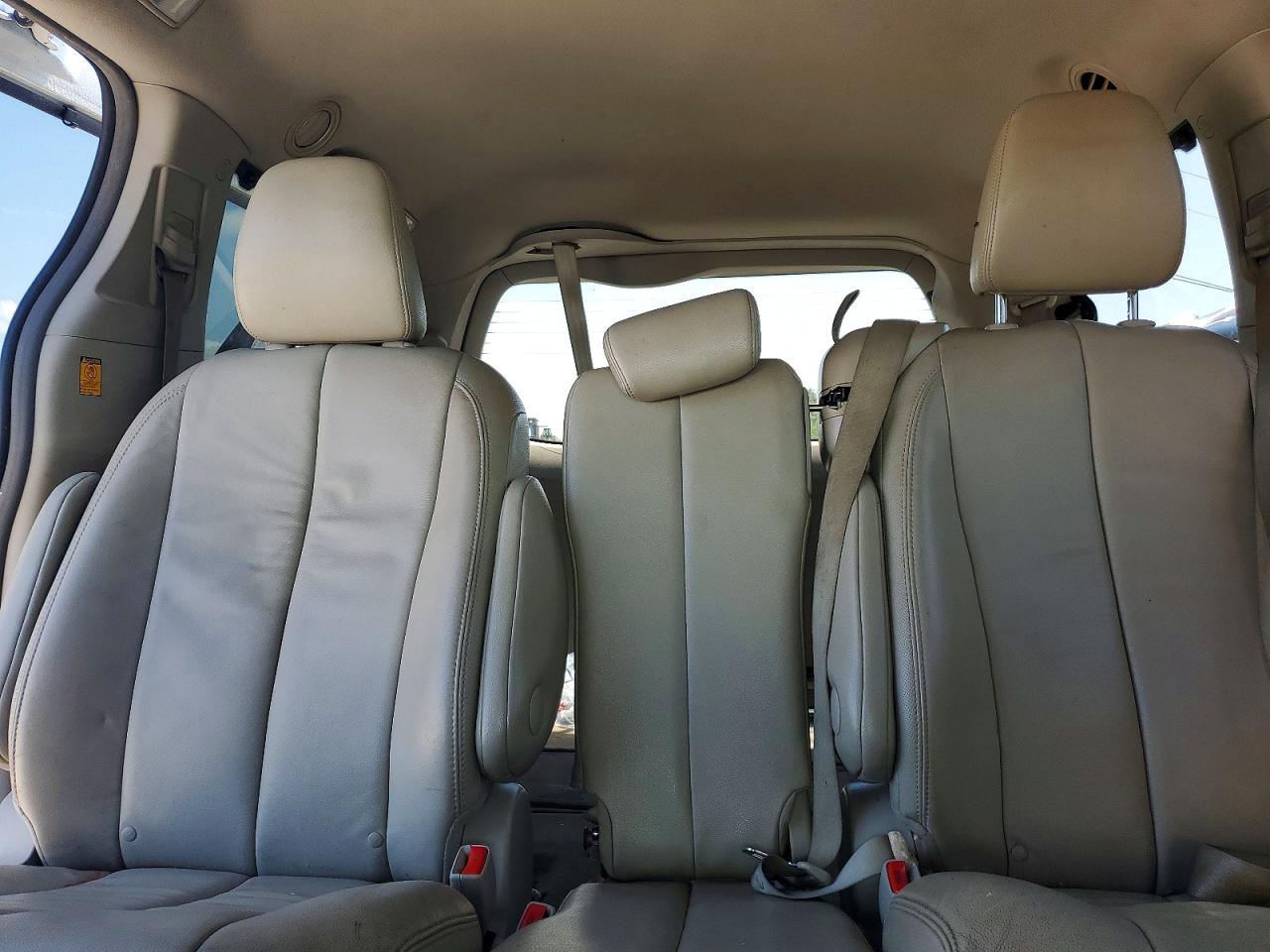 2013 Toyota Sienna Xle 8-passenger White vin: 5TDYK3DC7DS320616