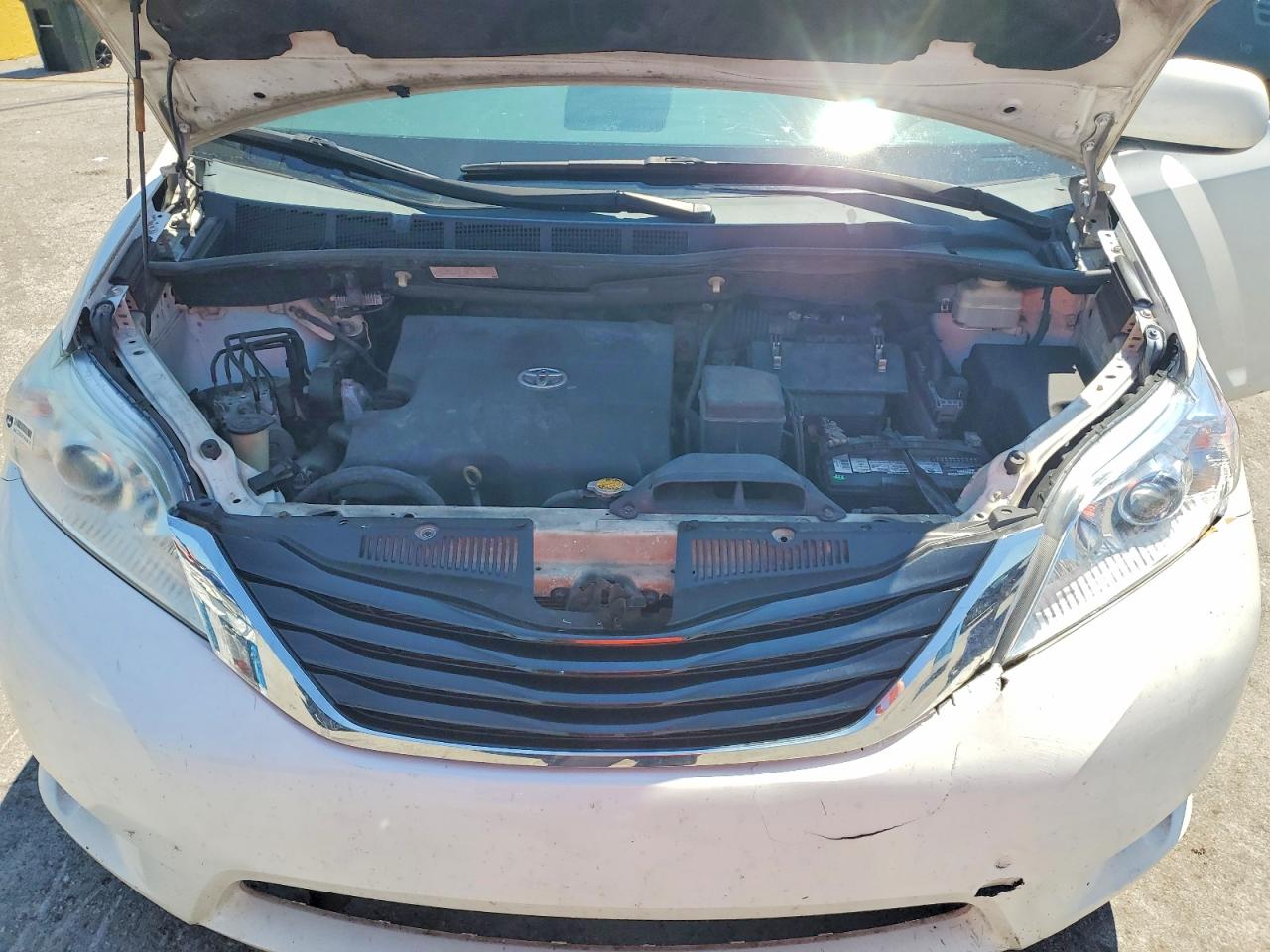2013 Toyota Sienna Xle 8-passenger White vin: 5TDYK3DC7DS320616