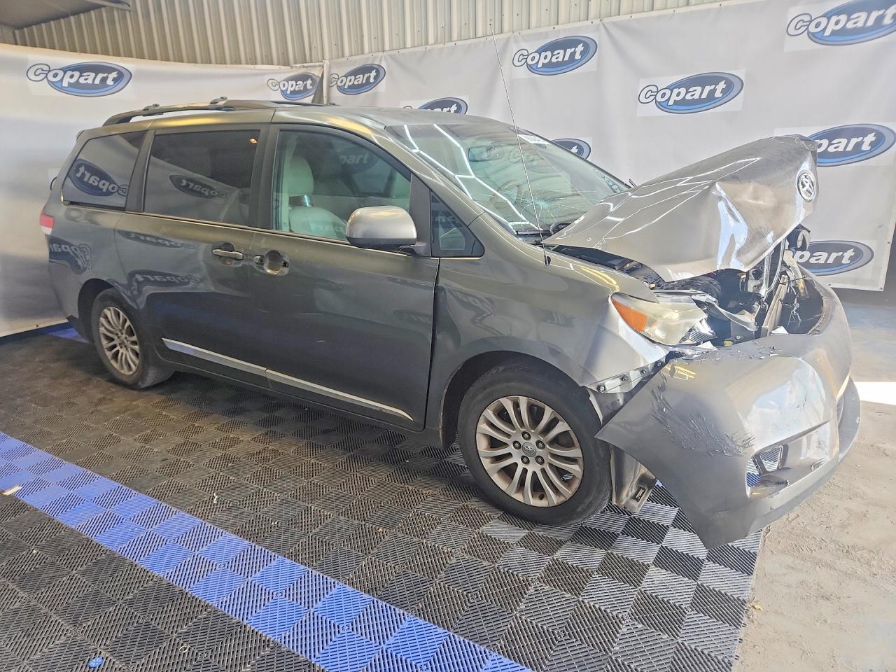 2013 Toyota Sienna Xle 8-passenger Gray vin: 5TDYK3DC7DS327176