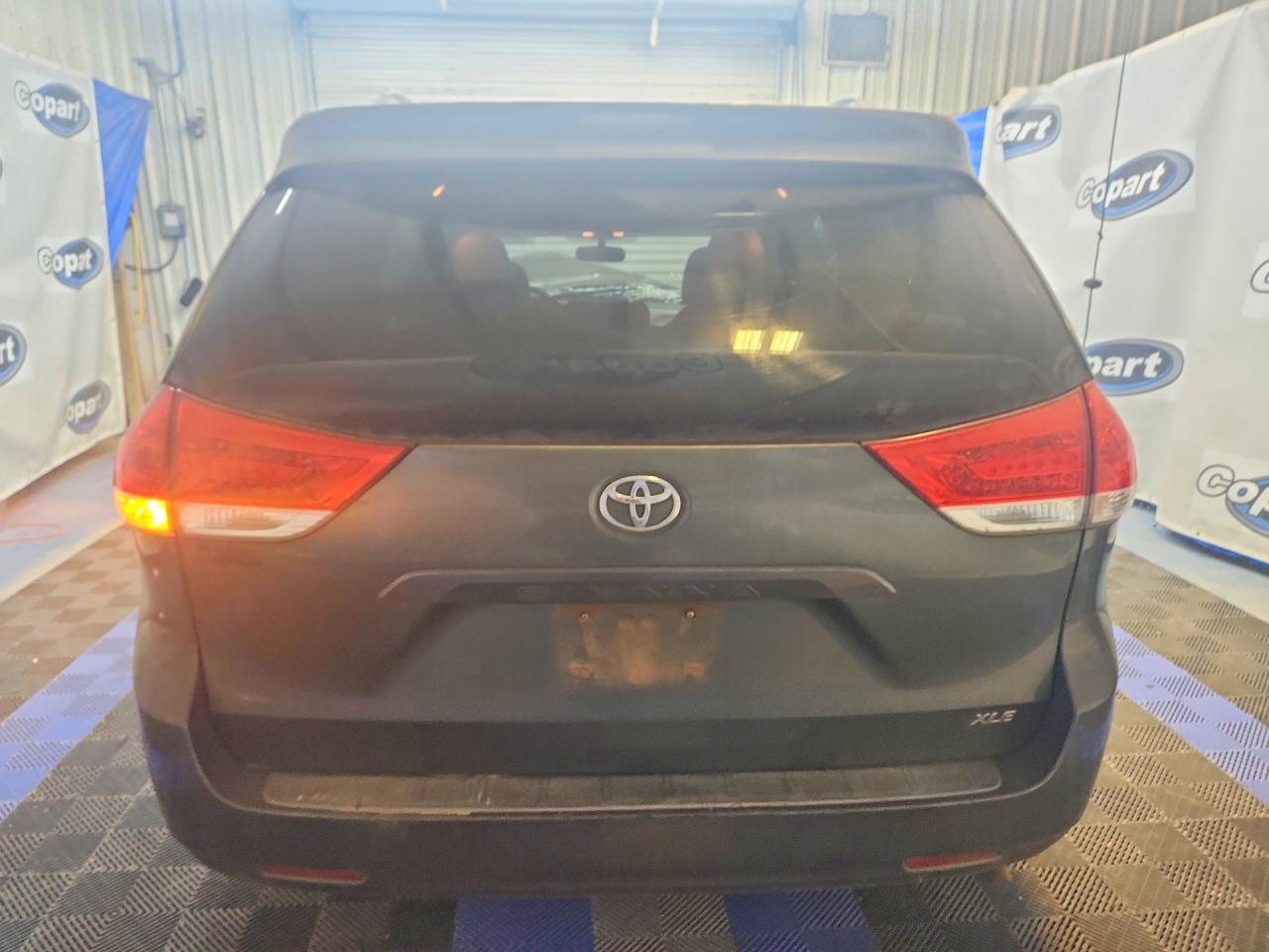 2013 Toyota Sienna Xle 8-passenger Gray vin: 5TDYK3DC7DS327176