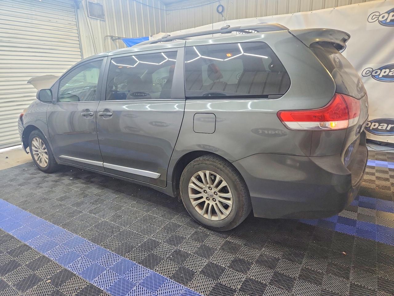 2013 Toyota Sienna Xle 8-passenger Gray vin: 5TDYK3DC7DS327176