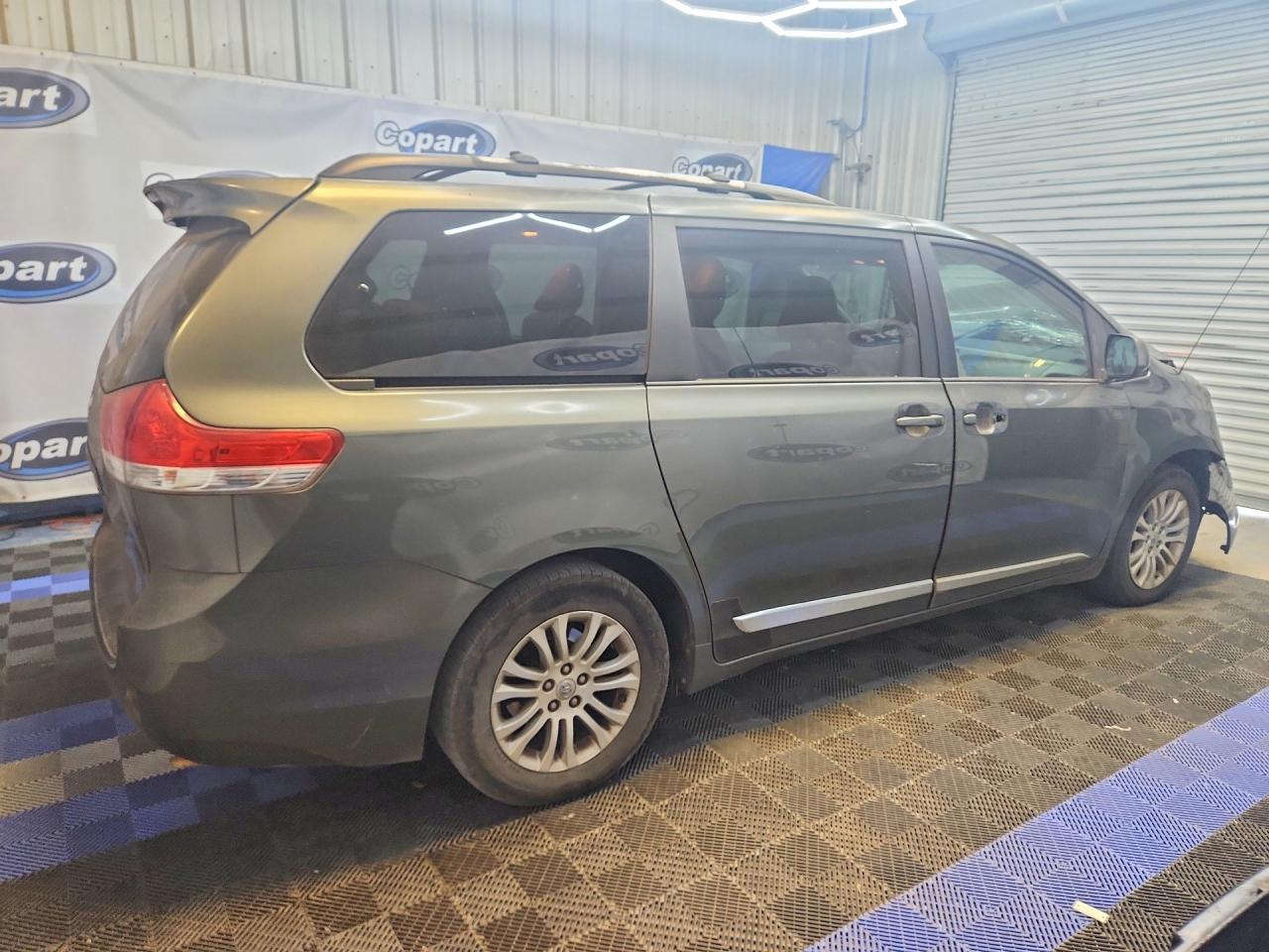 2013 Toyota Sienna Xle 8-passenger Gray vin: 5TDYK3DC7DS327176