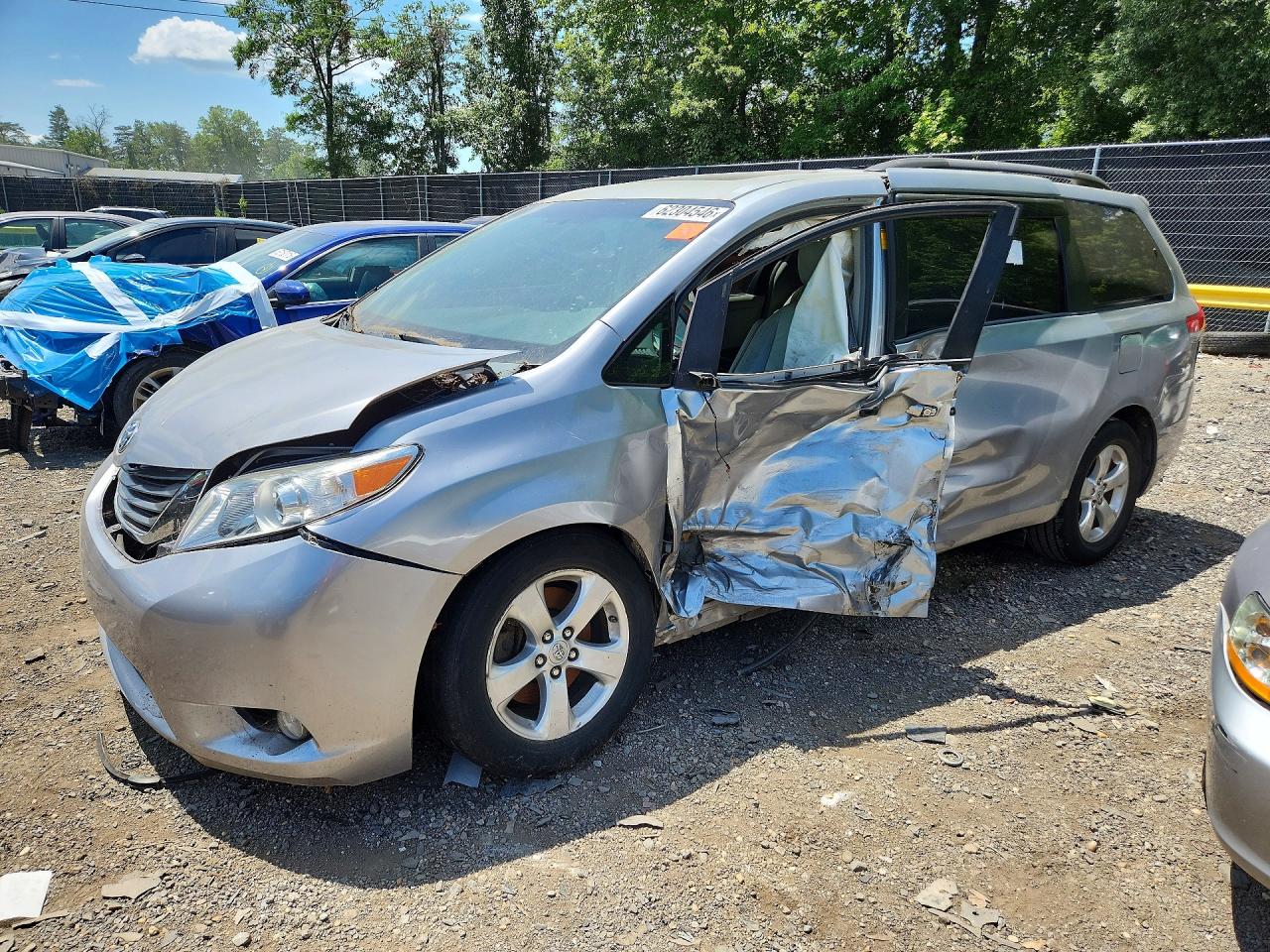 2013 Toyota Sienna Xle 8-passenger Silver vin: 5TDYK3DC7DS328098