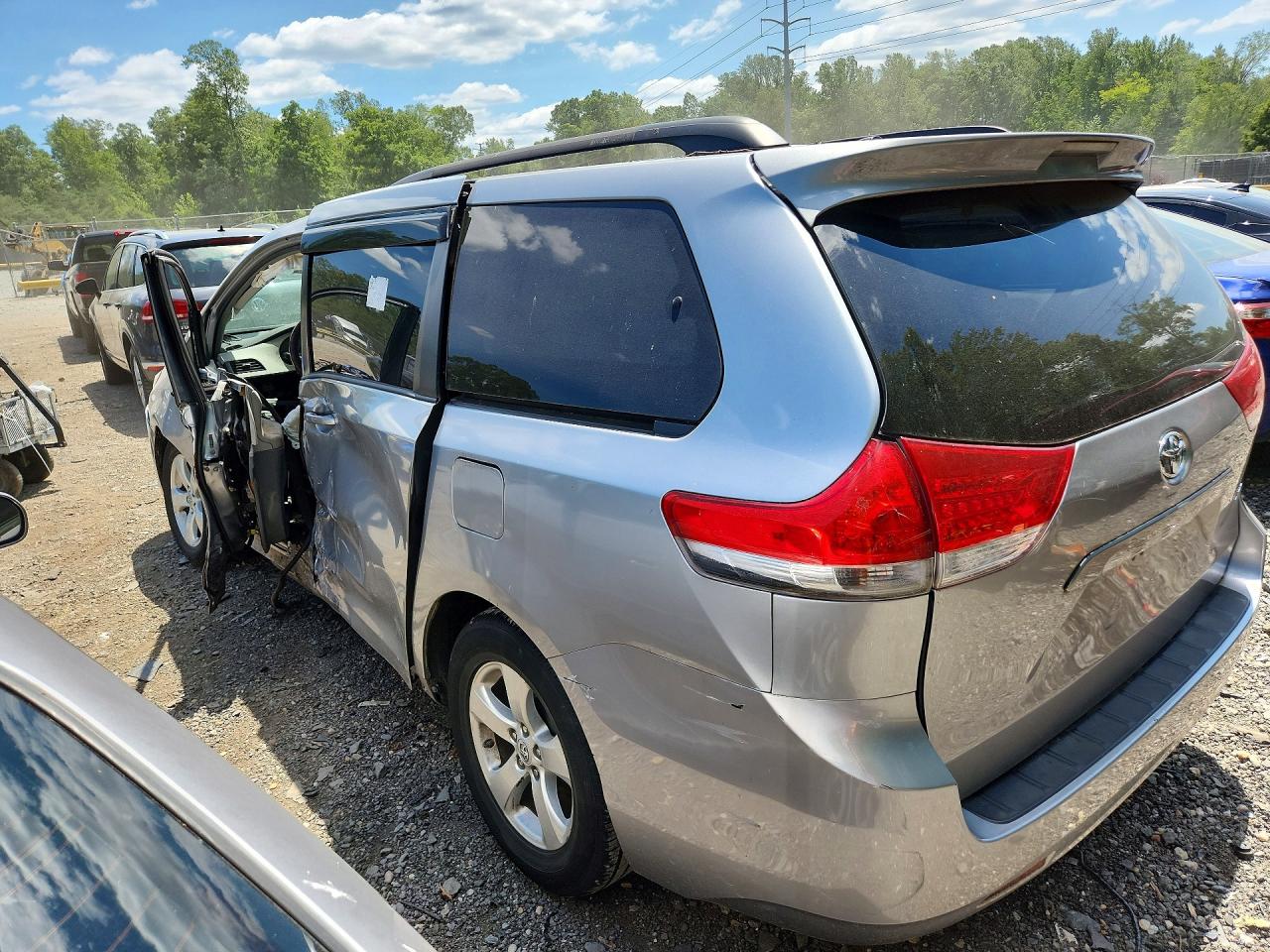 2013 Toyota Sienna Xle 8-passenger Silver vin: 5TDYK3DC7DS328098