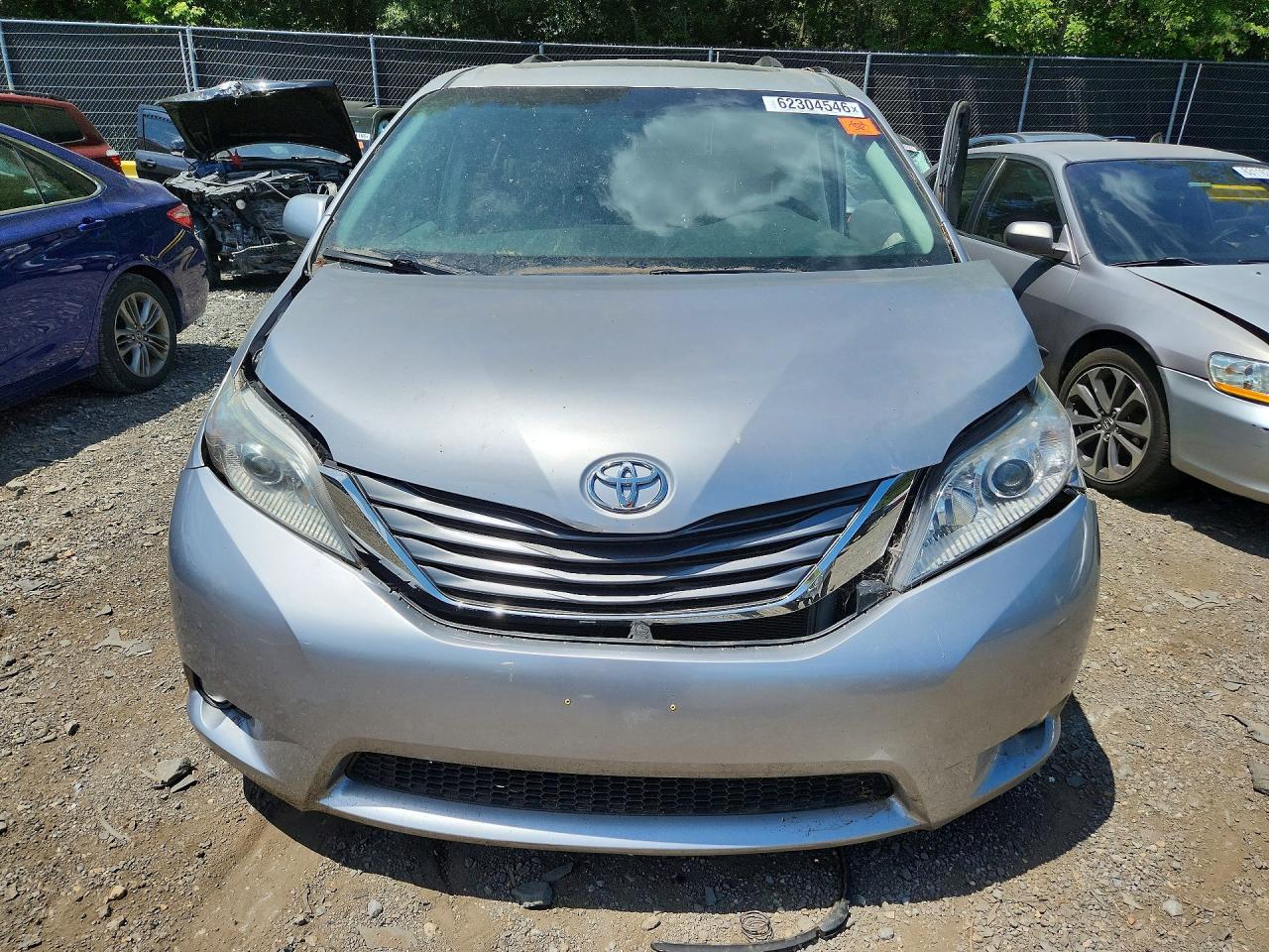 2013 Toyota Sienna Xle 8-passenger Silver vin: 5TDYK3DC7DS328098