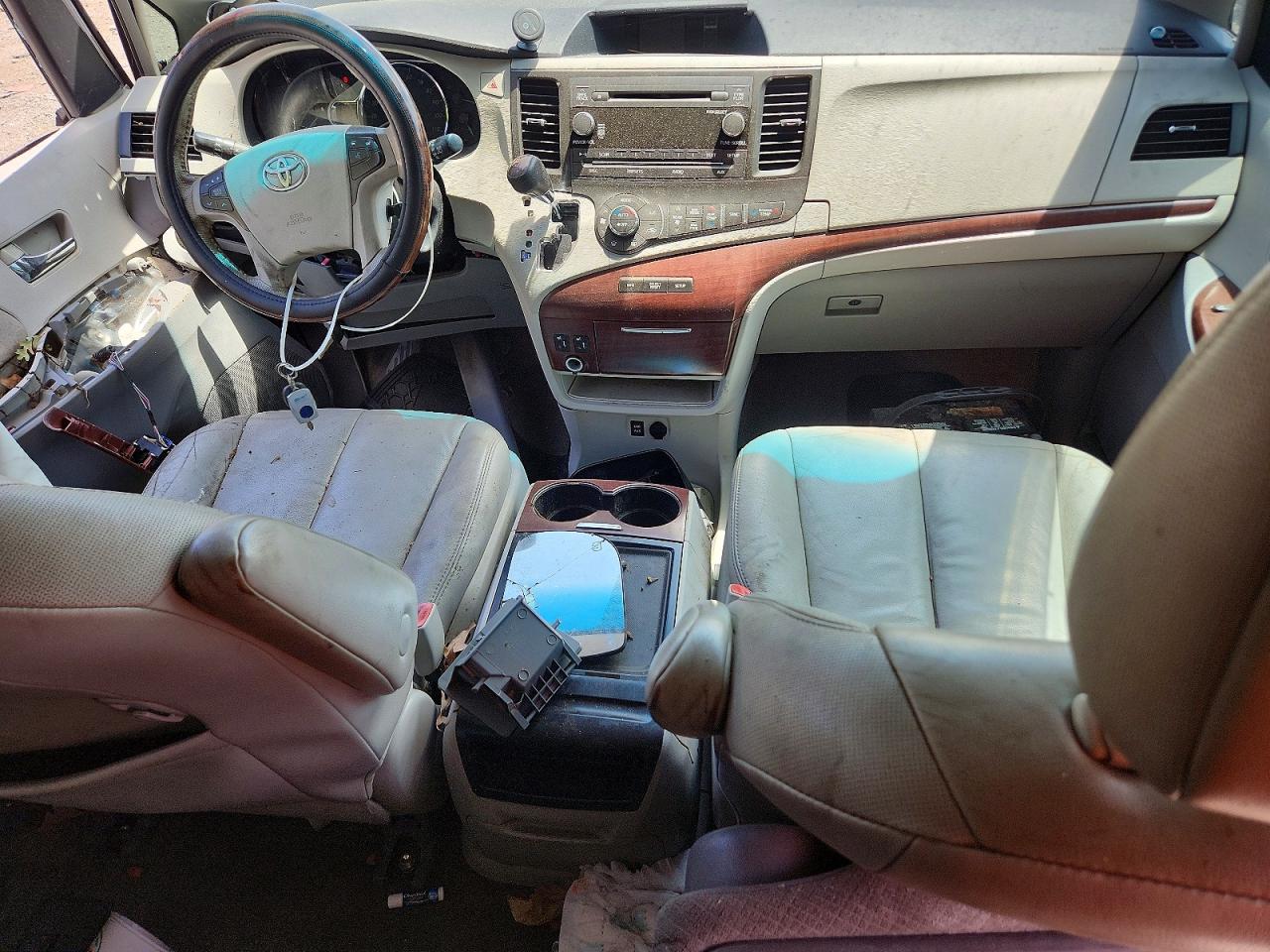2013 Toyota Sienna Xle 8-passenger Silver vin: 5TDYK3DC7DS328098