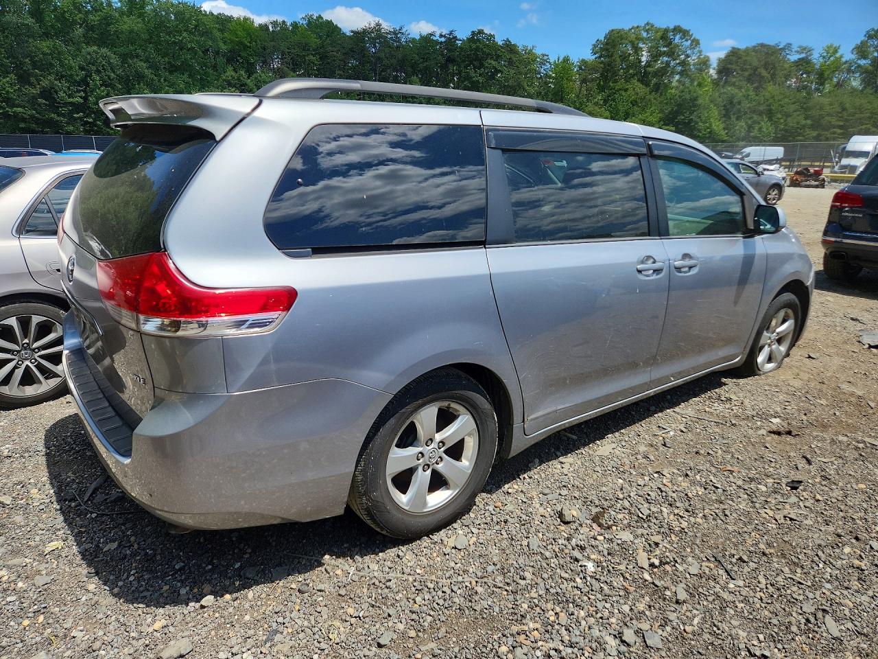 2013 Toyota Sienna Xle 8-passenger Silver vin: 5TDYK3DC7DS328098