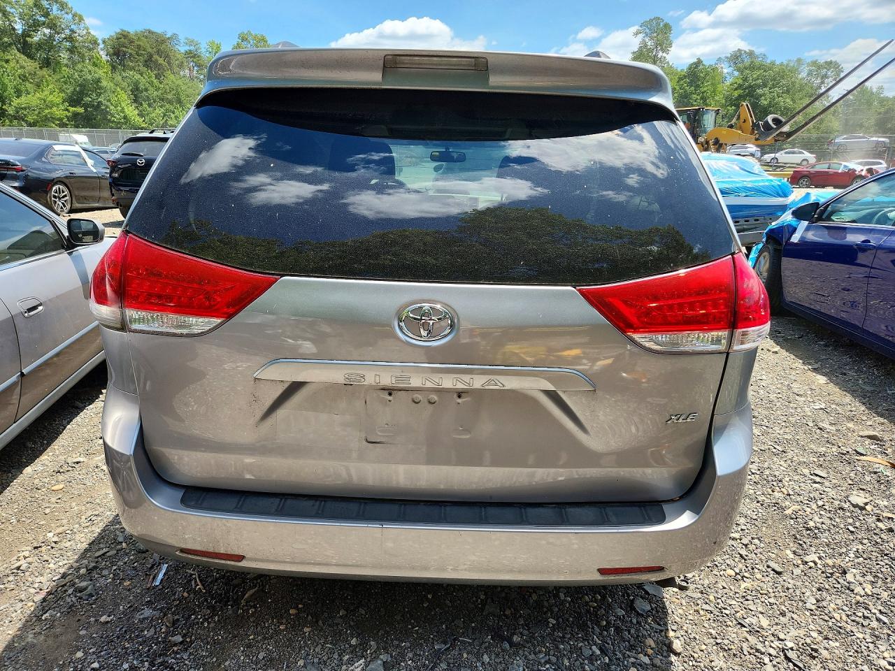 2013 Toyota Sienna Xle 8-passenger Silver vin: 5TDYK3DC7DS328098