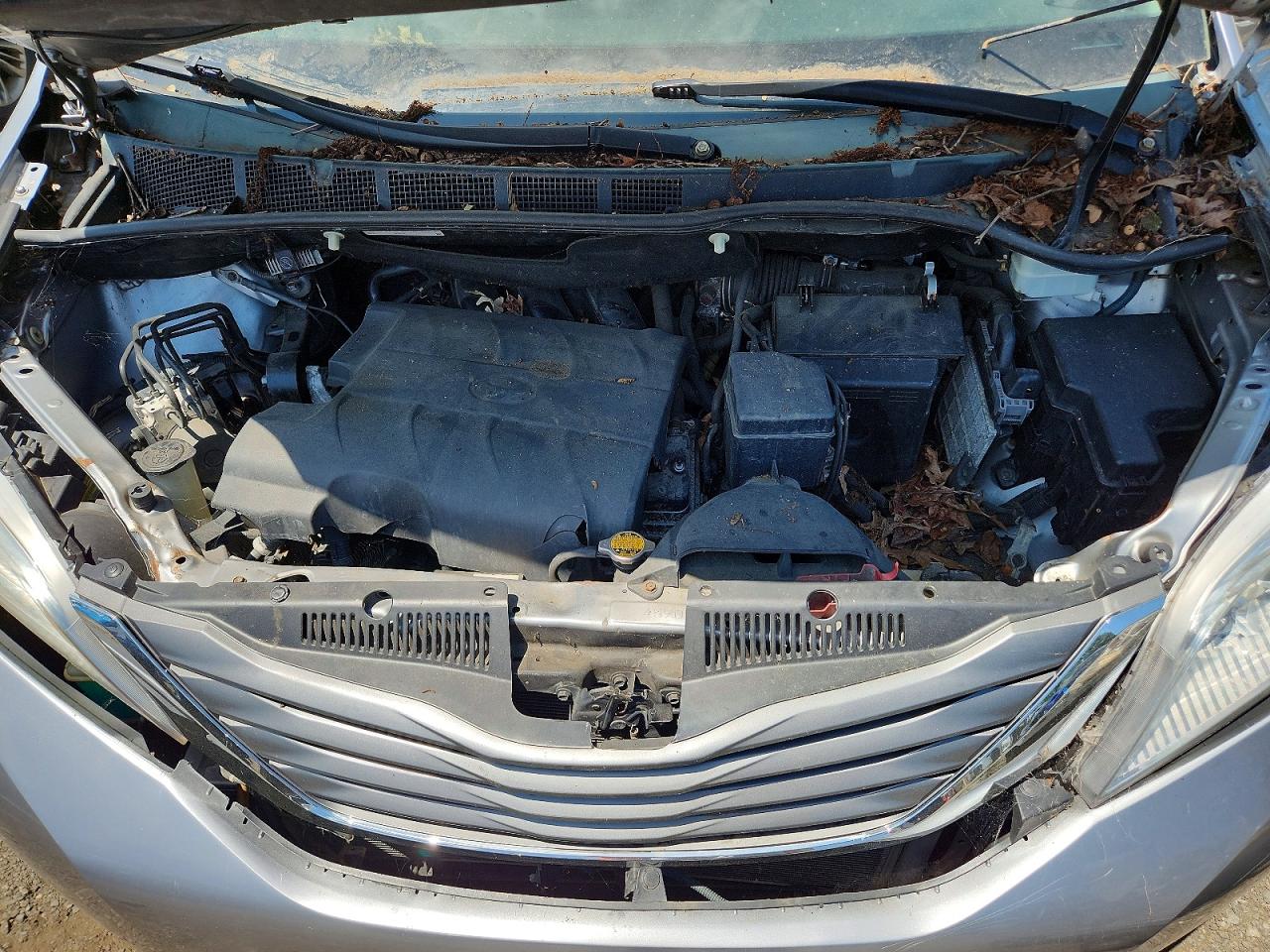 2013 Toyota Sienna Xle 8-passenger Silver vin: 5TDYK3DC7DS328098