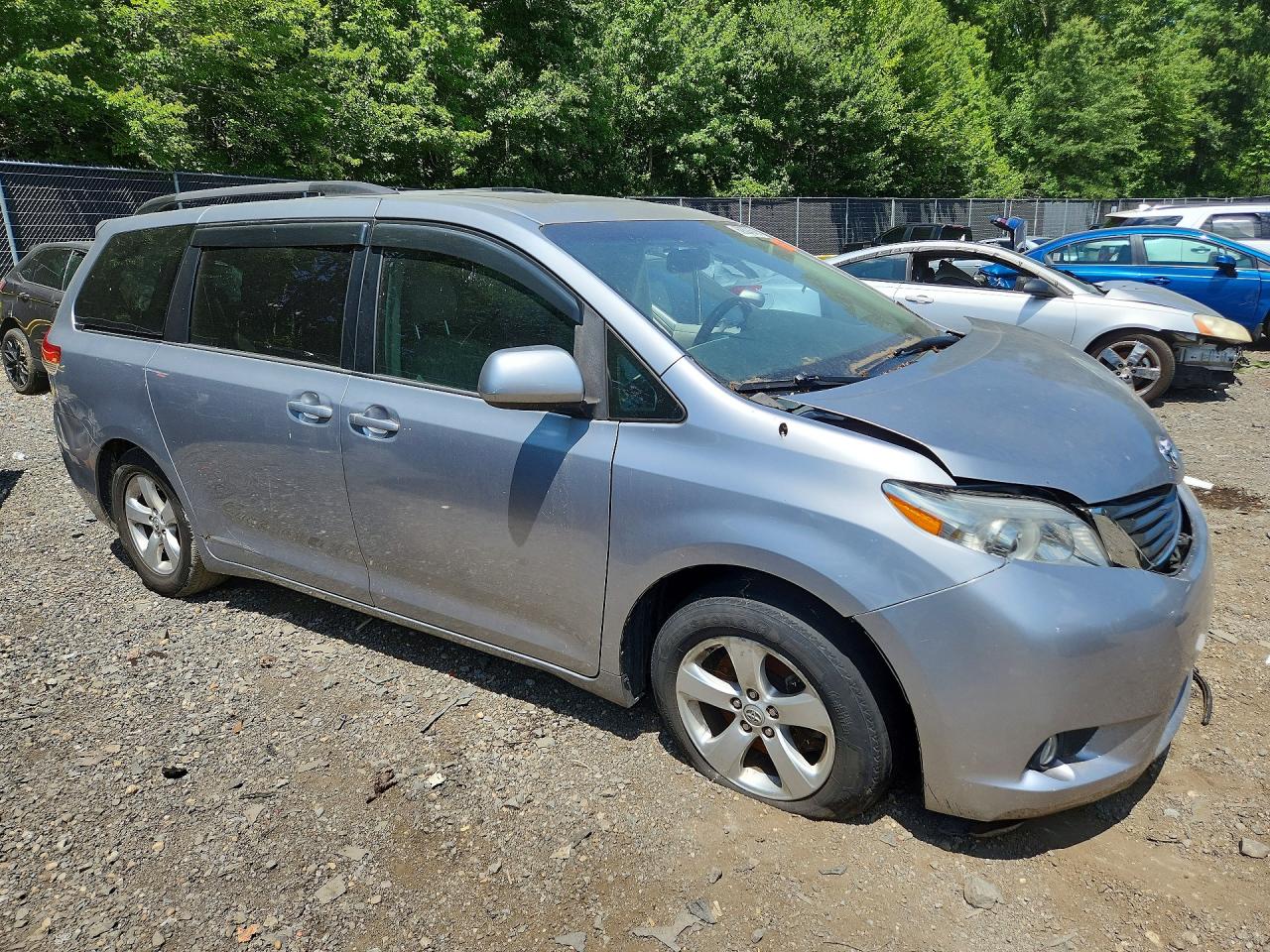 2013 Toyota Sienna Xle 8-passenger Silver vin: 5TDYK3DC7DS328098