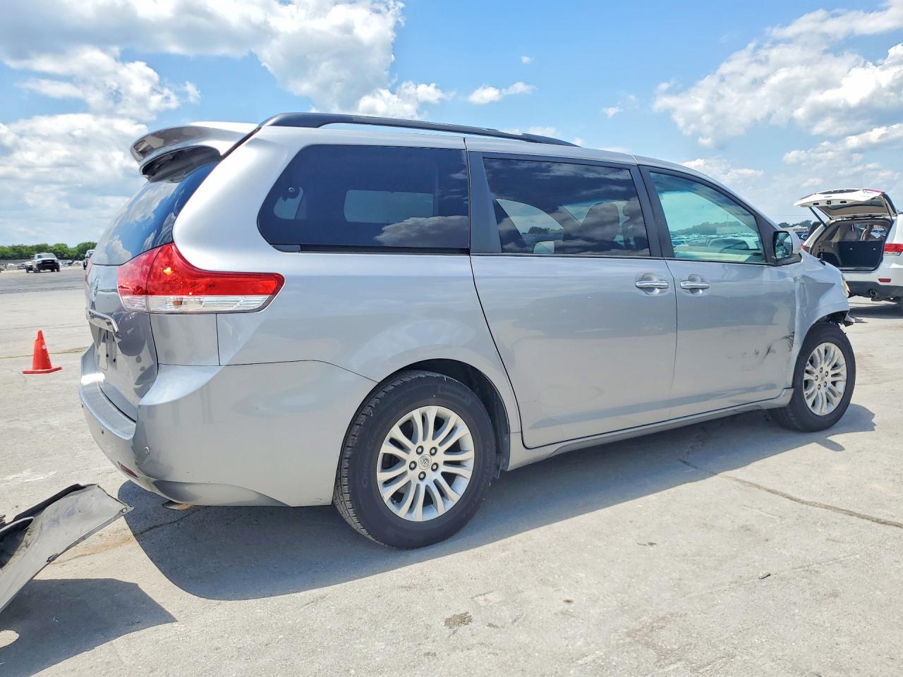 2013 Toyota Sienna Xle 8-passenger Серый vin: 5TDYK3DC7DS343359