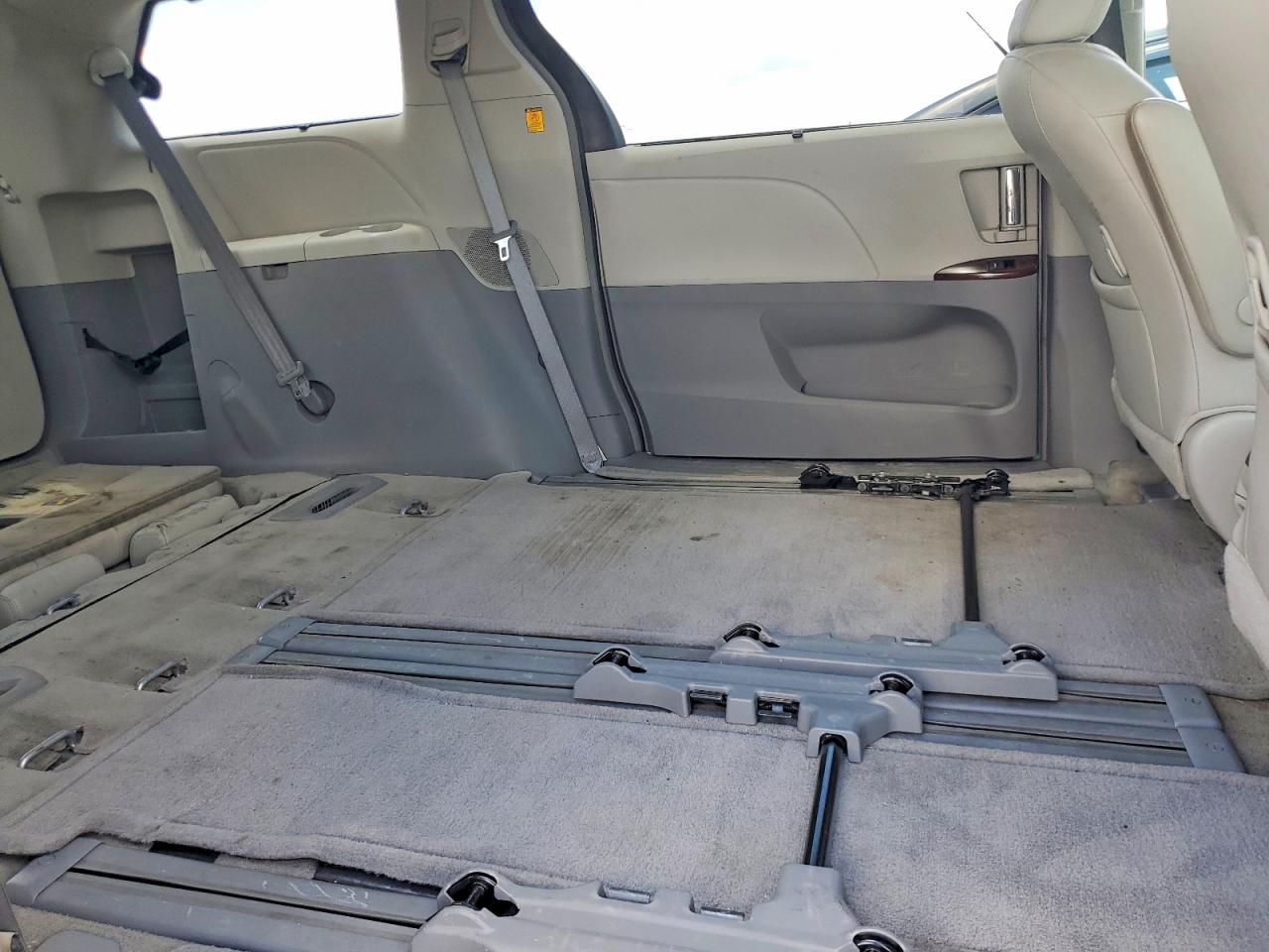 2013 Toyota Sienna Xle 8-passenger Серый vin: 5TDYK3DC7DS343359
