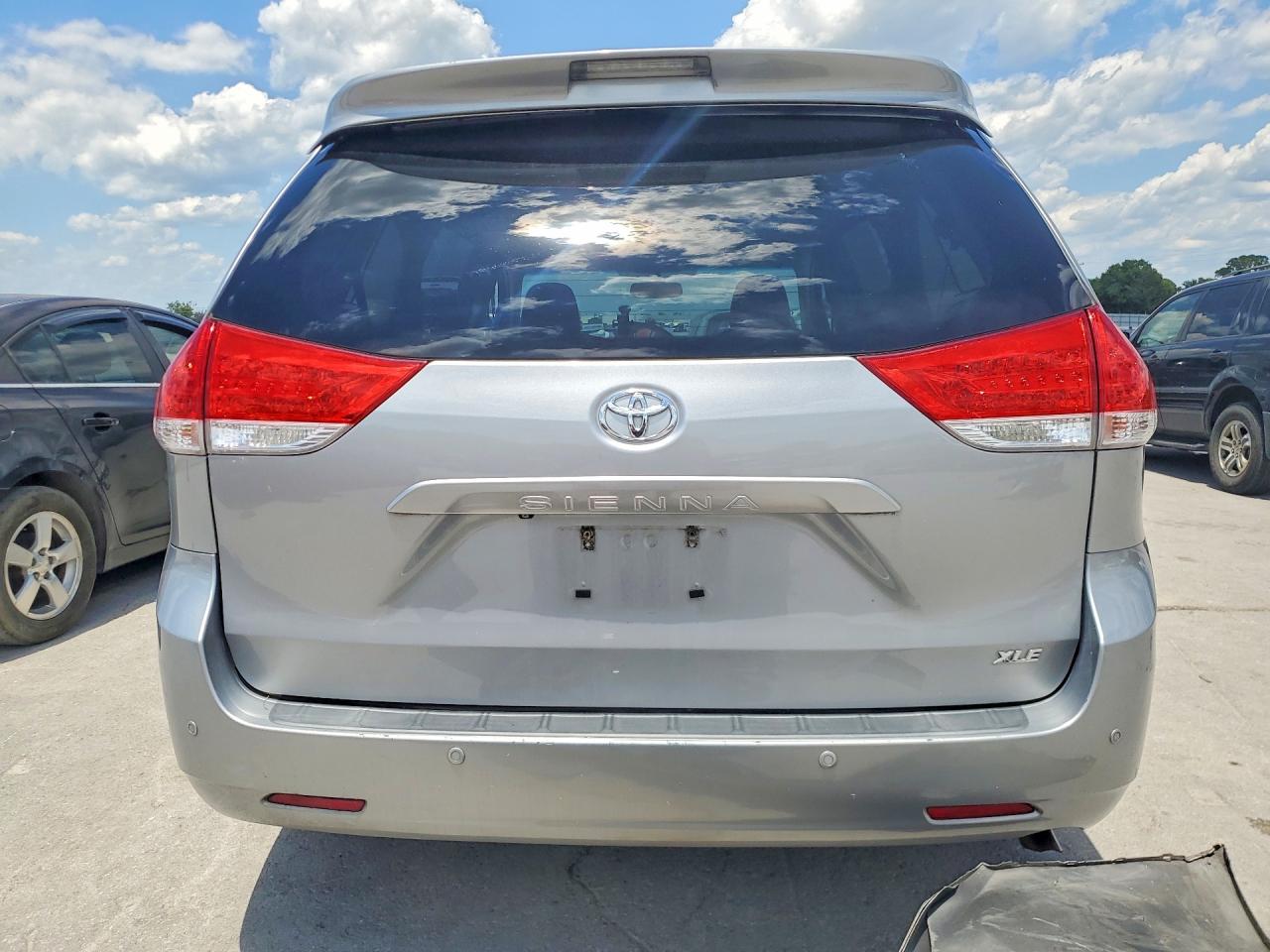 2013 Toyota Sienna Xle 8-passenger Серый vin: 5TDYK3DC7DS343359