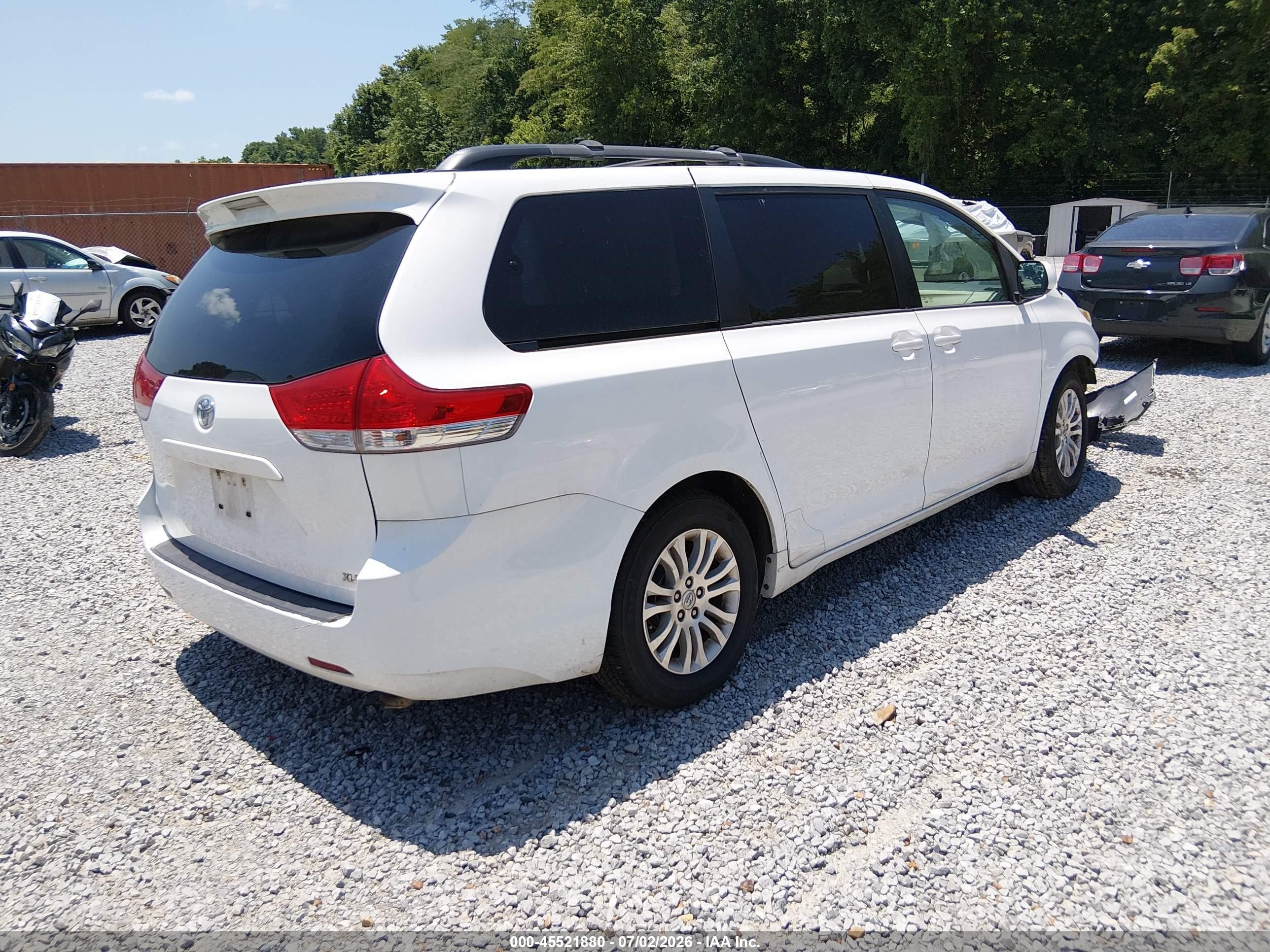 2013 Toyota Sienna Xle V6 8 Passenger White vin: 5TDYK3DC7DS358492