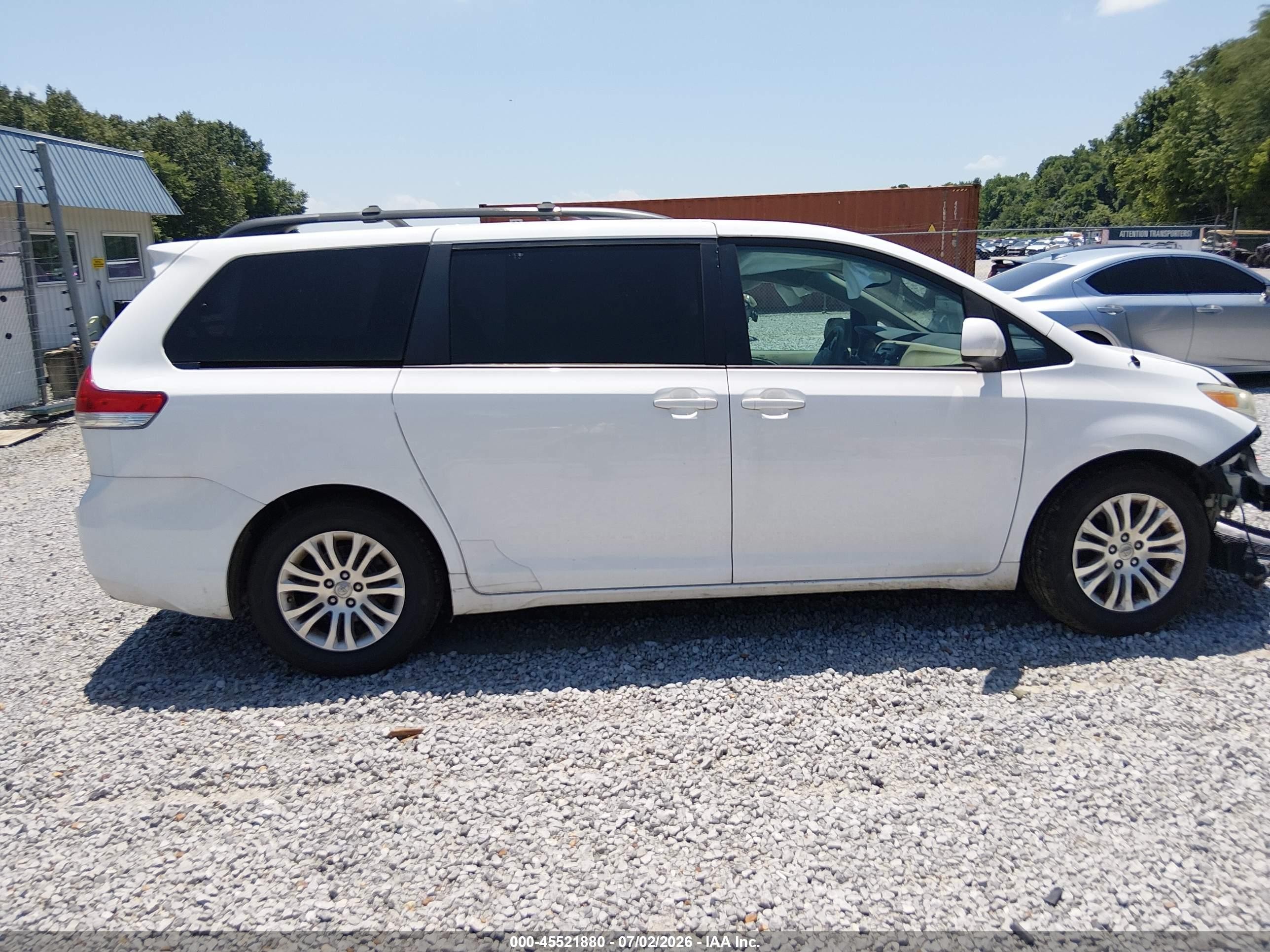 2013 Toyota Sienna Xle V6 8 Passenger White vin: 5TDYK3DC7DS358492