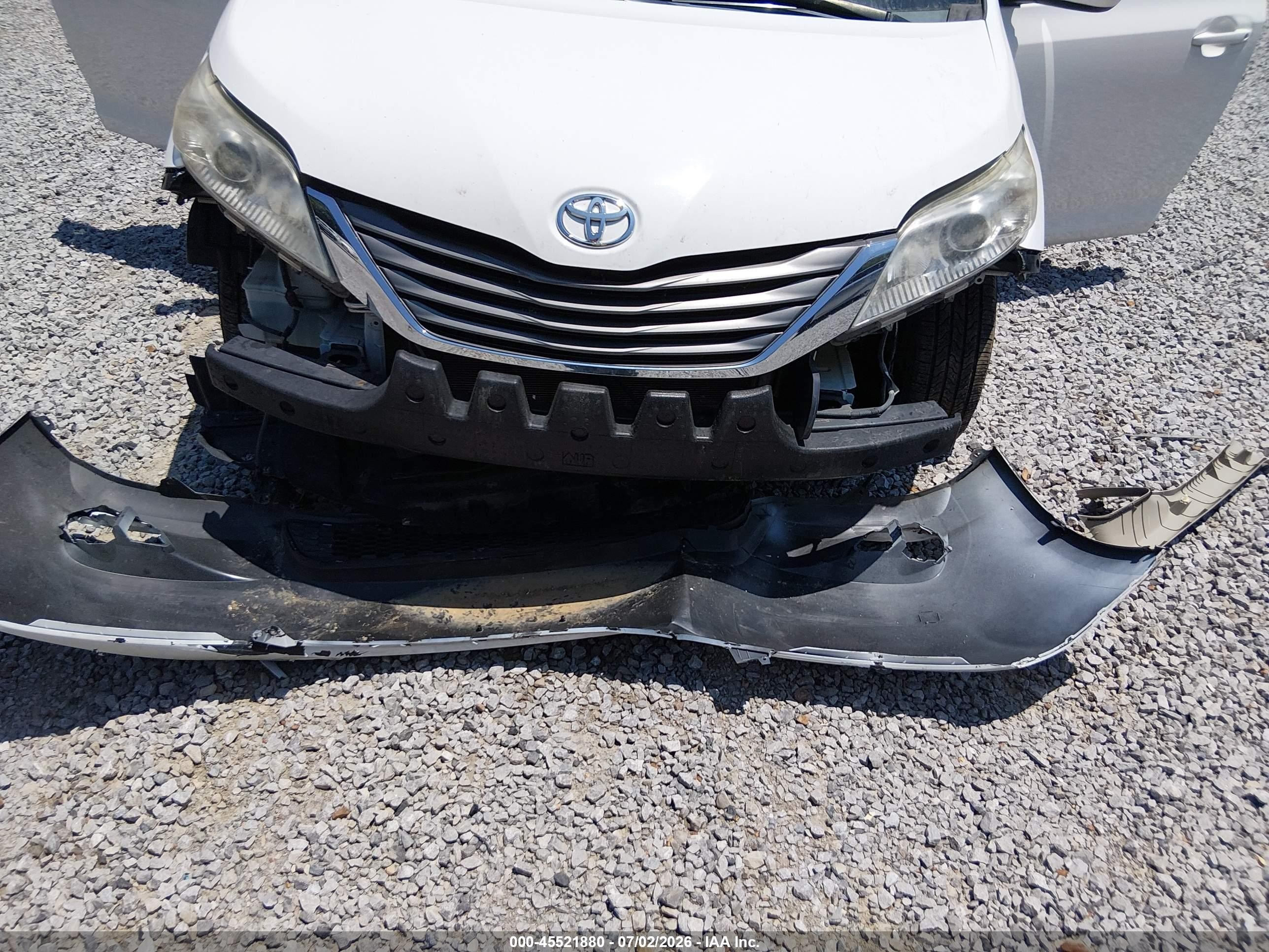2013 Toyota Sienna Xle V6 8 Passenger White vin: 5TDYK3DC7DS358492
