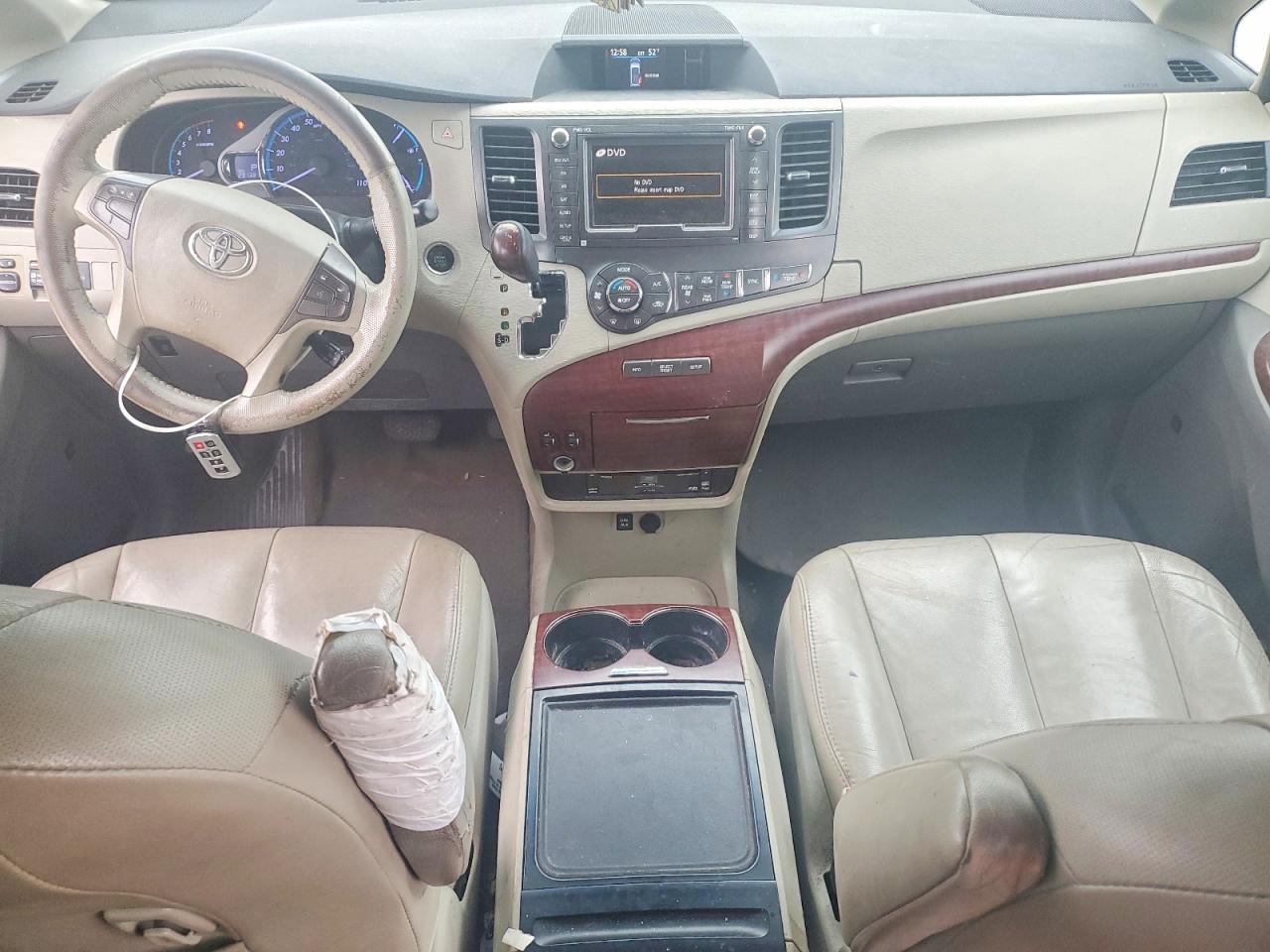 2013 Toyota Sienna Красный vin: 5TDYK3DC7DS359352