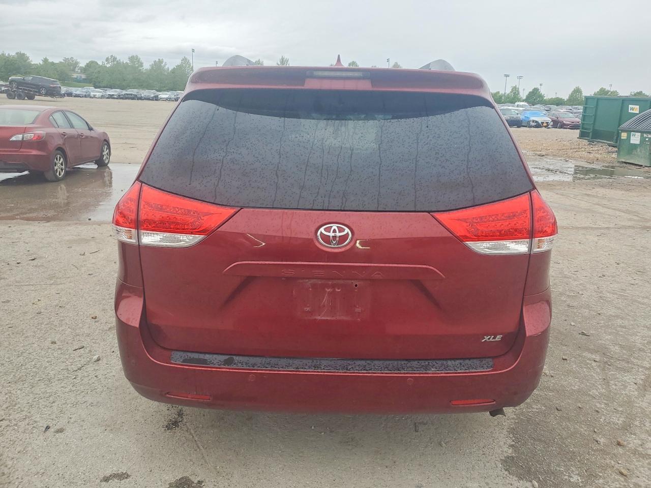 2013 Toyota Sienna Красный vin: 5TDYK3DC7DS359352