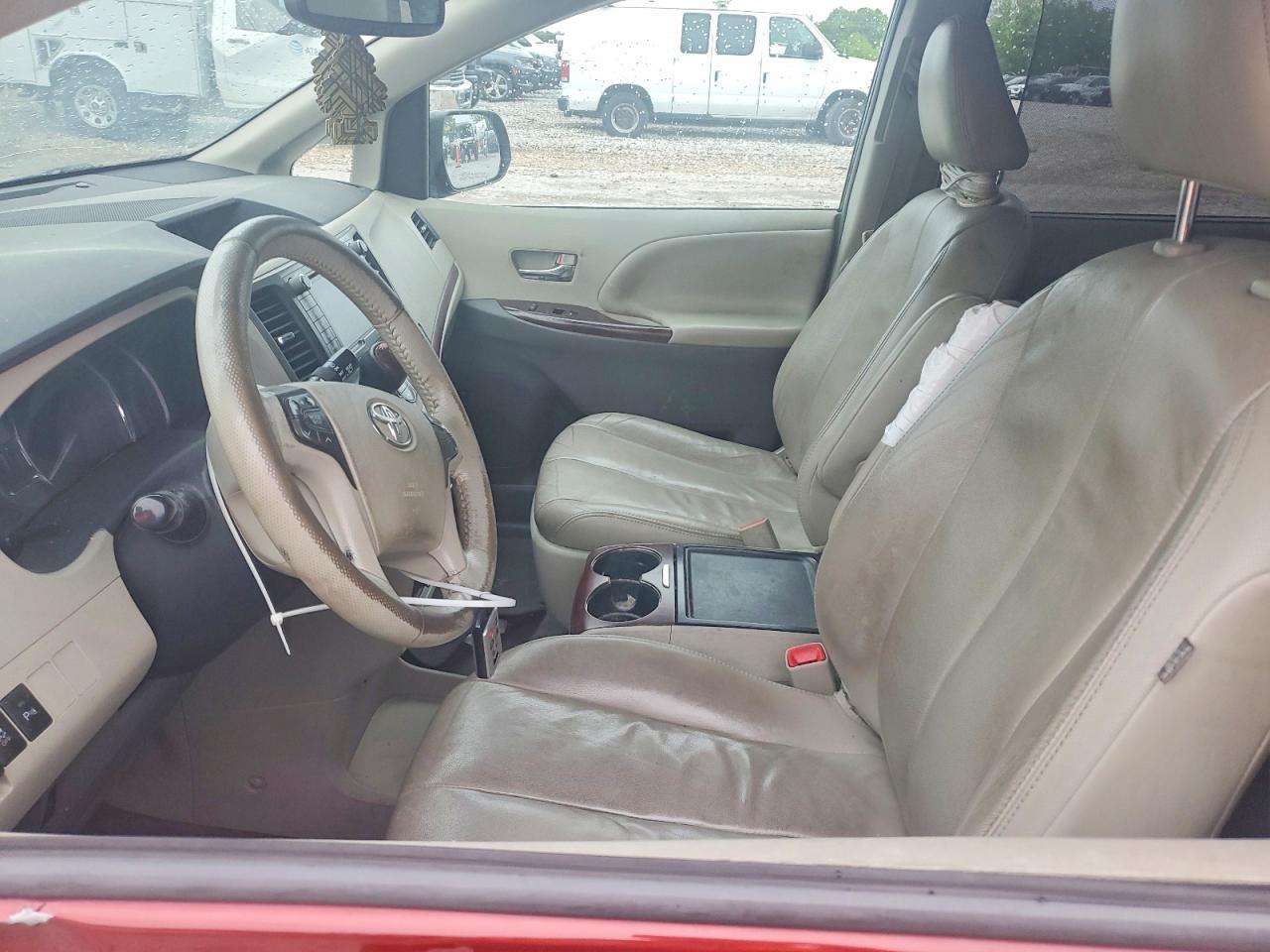 2013 Toyota Sienna Красный vin: 5TDYK3DC7DS359352