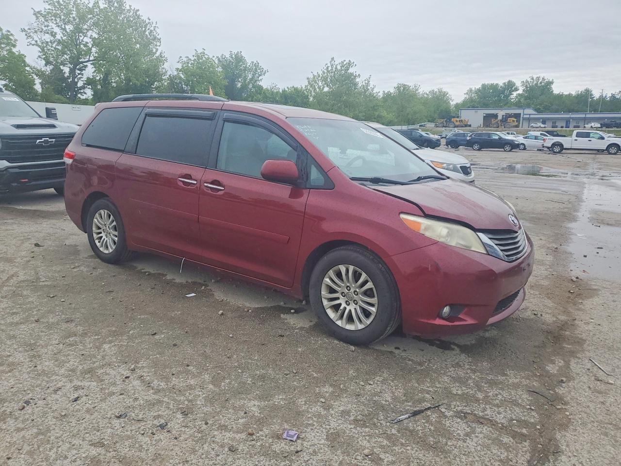 2013 Toyota Sienna Красный vin: 5TDYK3DC7DS359352