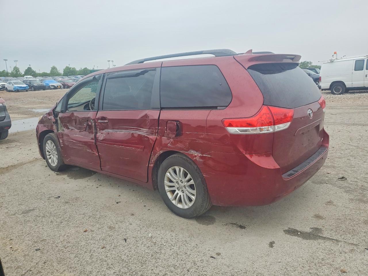2013 Toyota Sienna Красный vin: 5TDYK3DC7DS359352