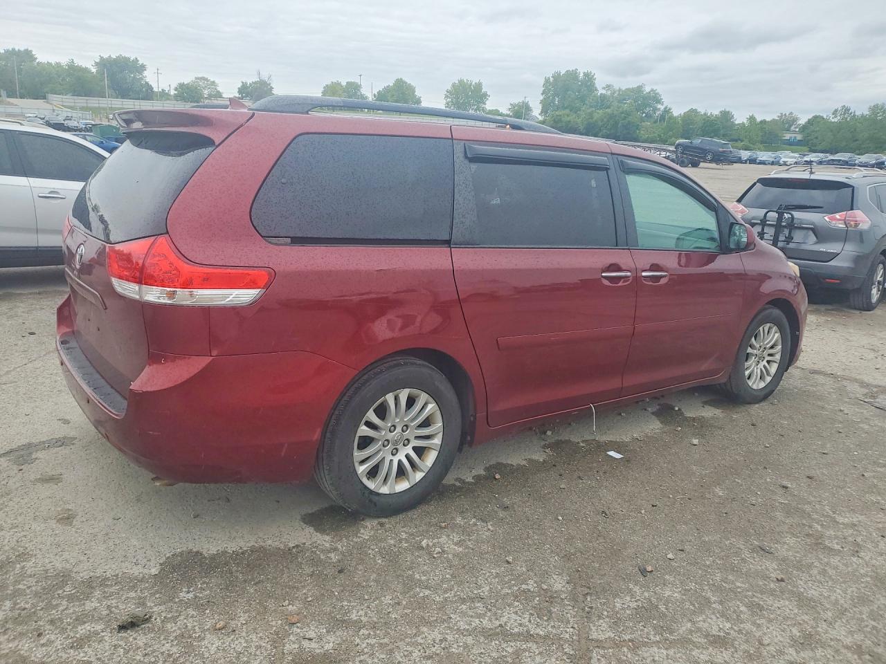 2013 Toyota Sienna Красный vin: 5TDYK3DC7DS359352