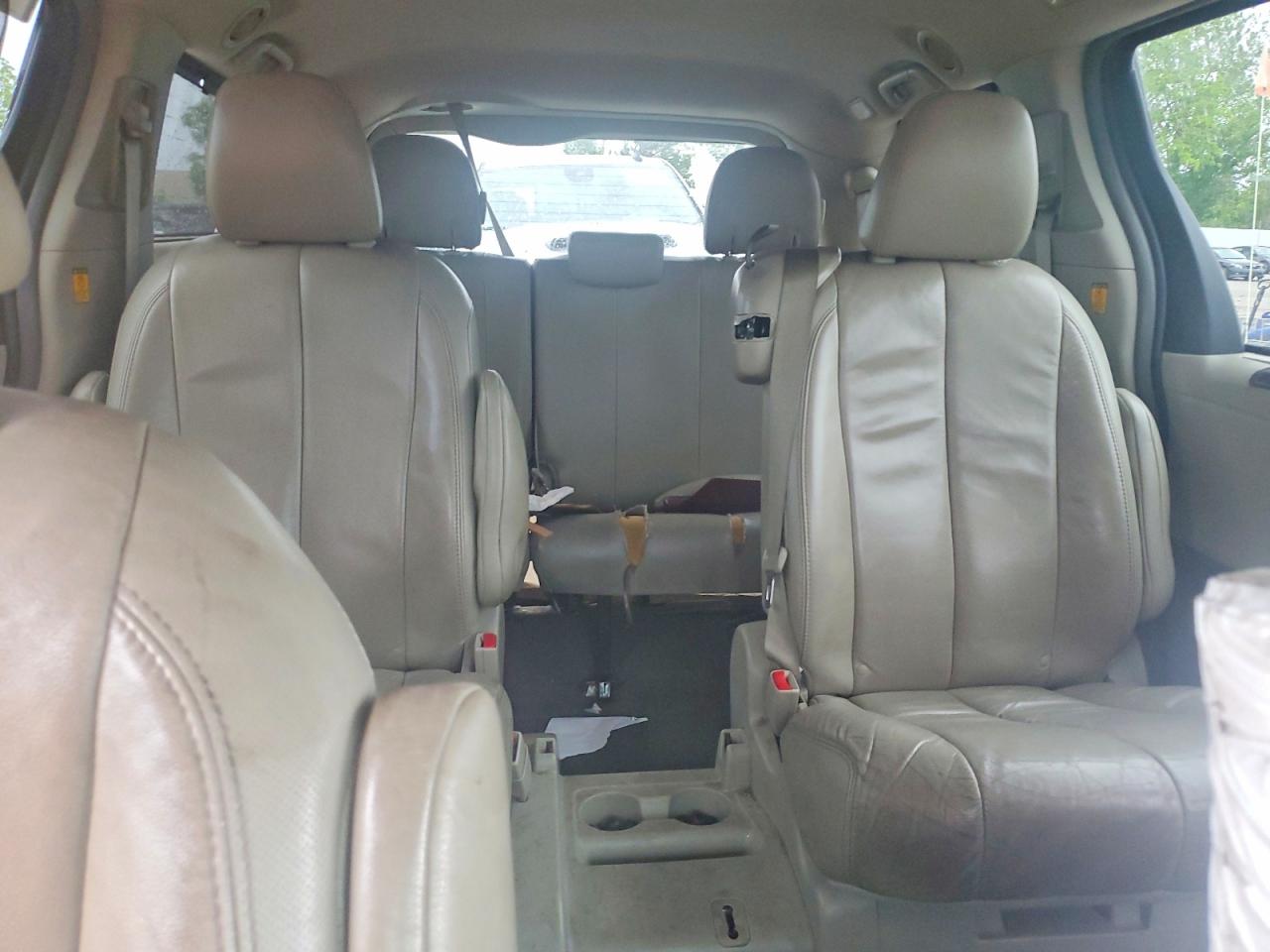 2013 Toyota Sienna Красный vin: 5TDYK3DC7DS359352