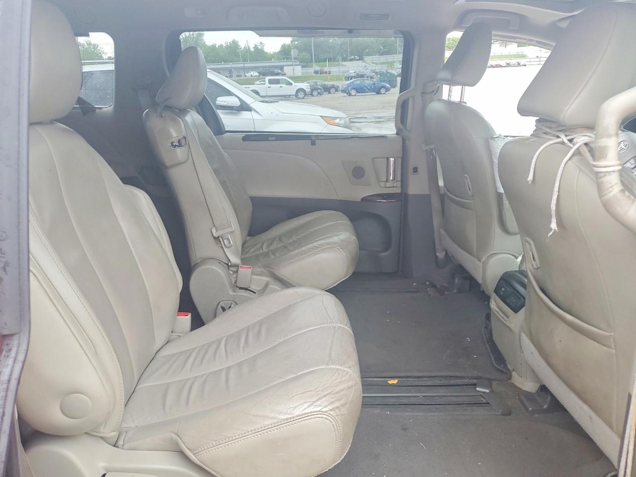 2013 Toyota Sienna Красный vin: 5TDYK3DC7DS359352