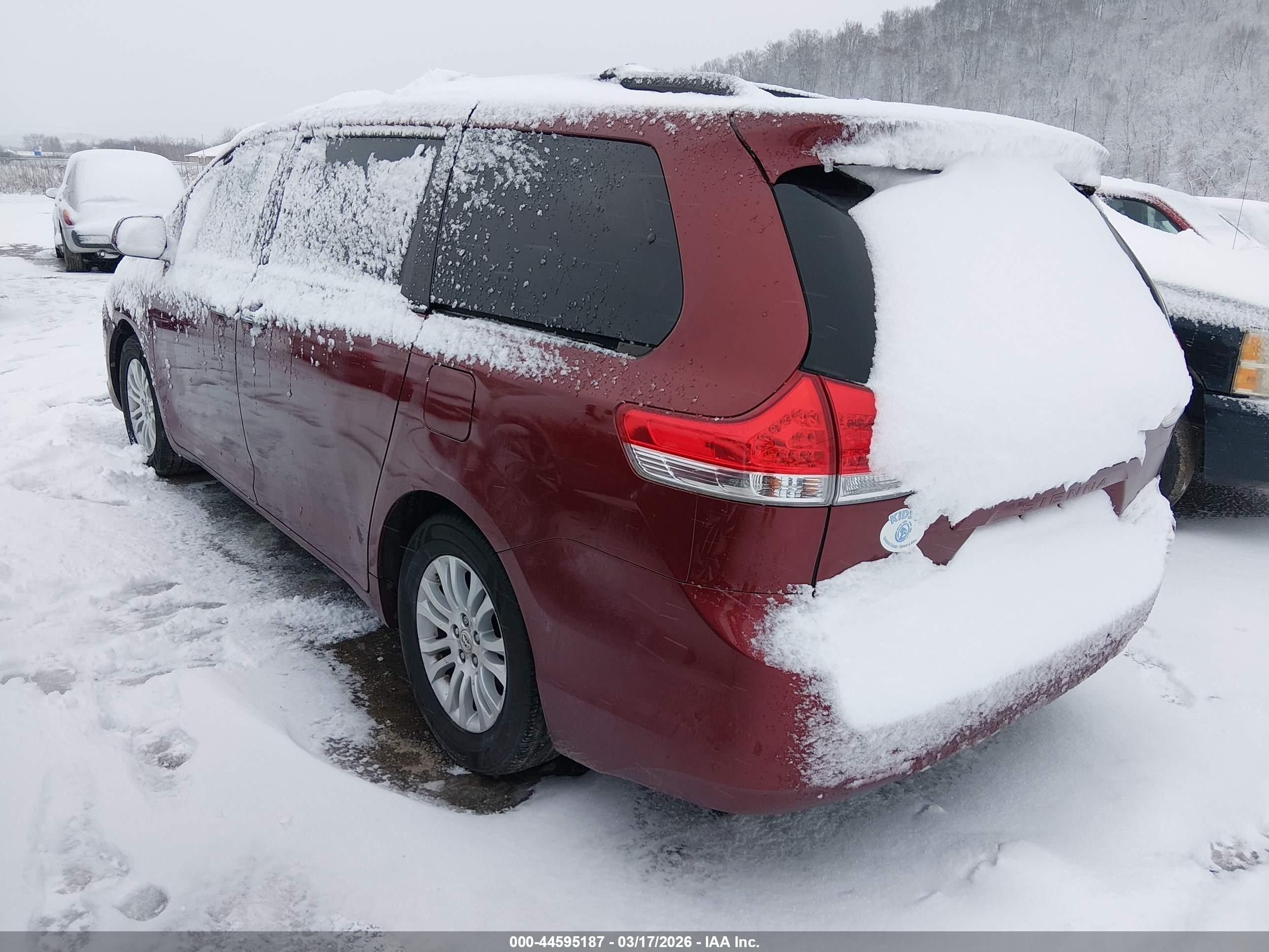 2013 Toyota Sienna Xle V6 8 Passenger Бордовый vin: 5TDYK3DC7DS360789