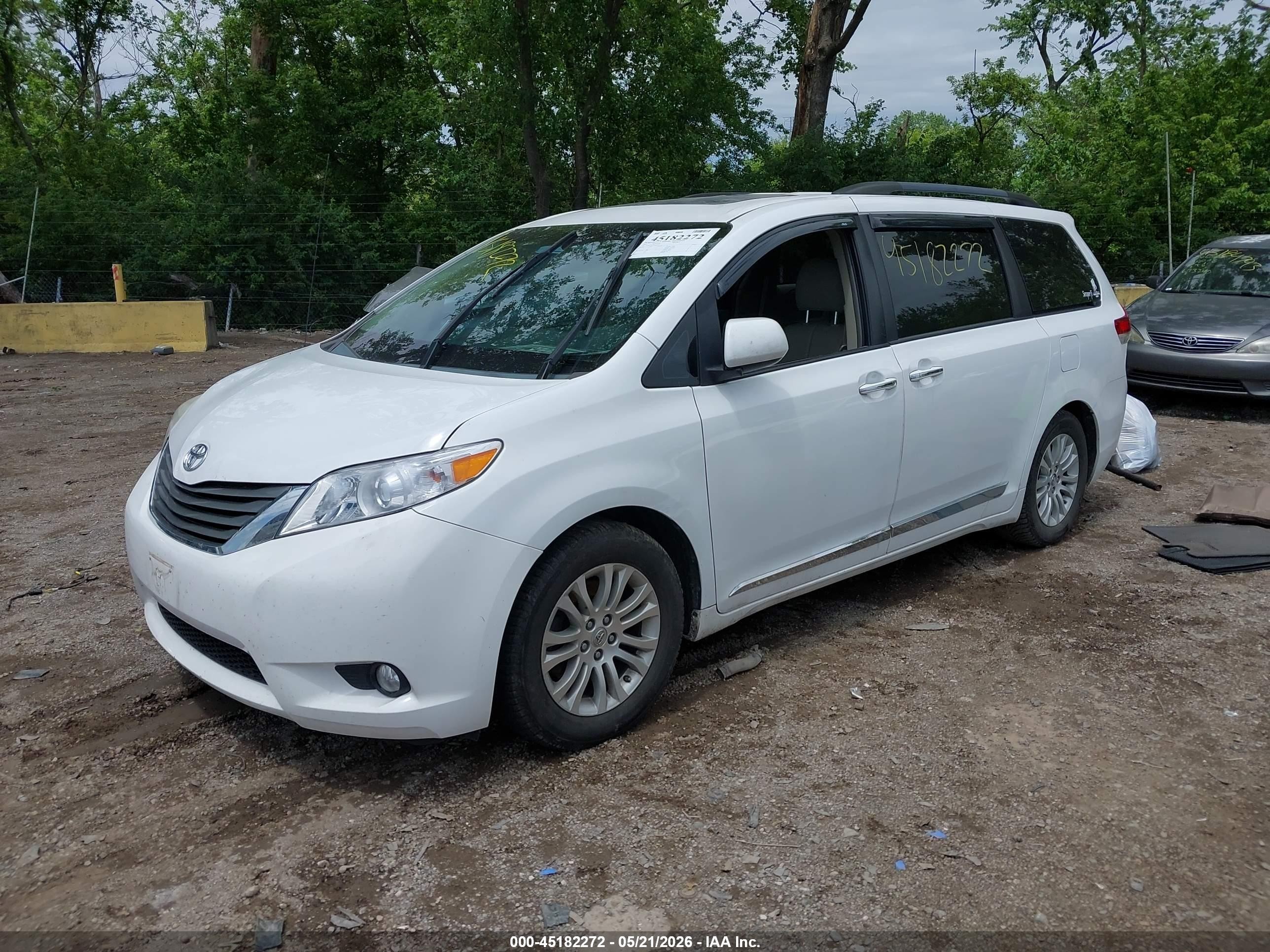 2013 Toyota Sienna Xle V6 8 Passenger White vin: 5TDYK3DC7DS365992