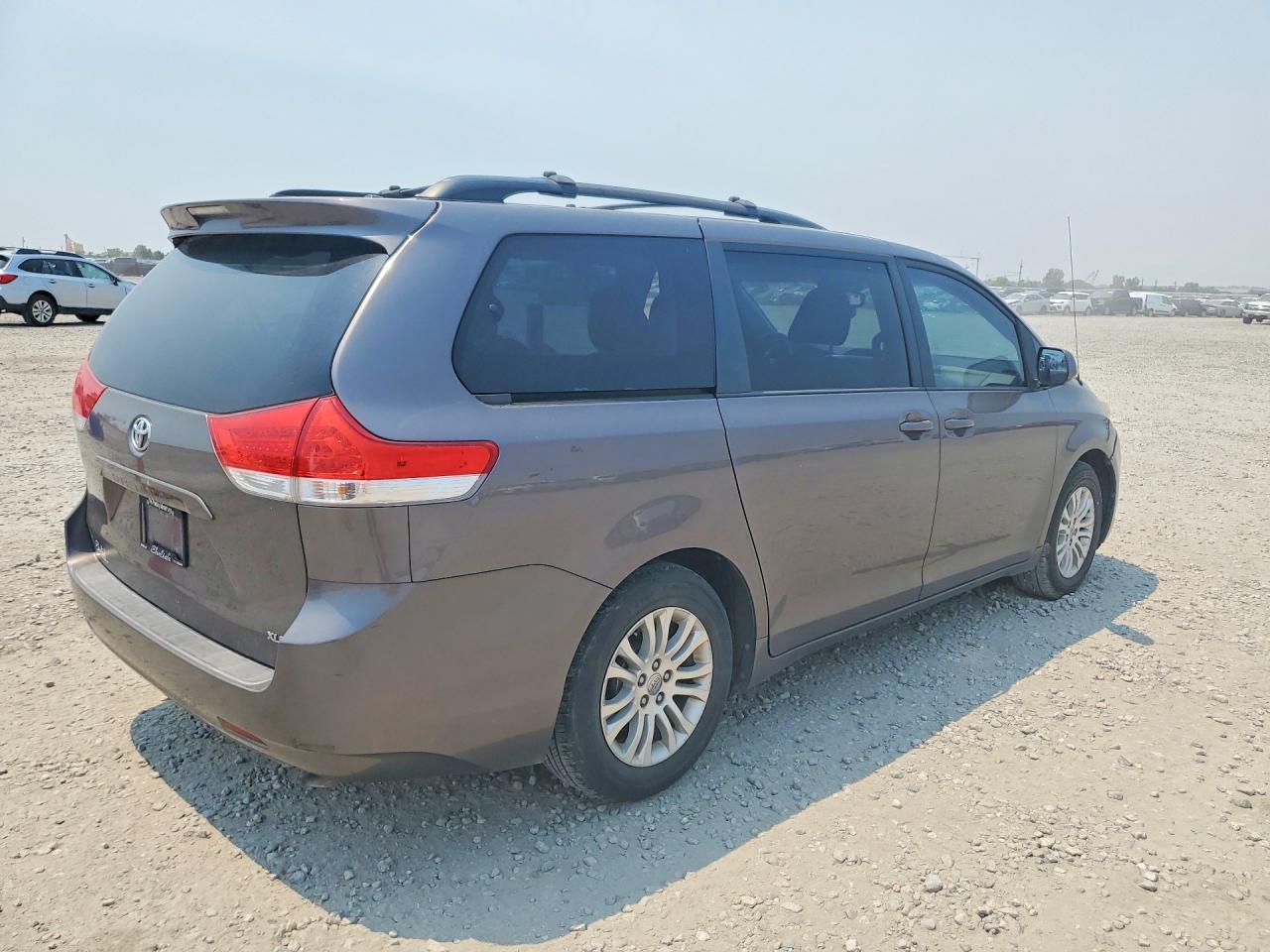 2013 Toyota Sienna Xle 8-passenger Серый vin: 5TDYK3DC7DS369797