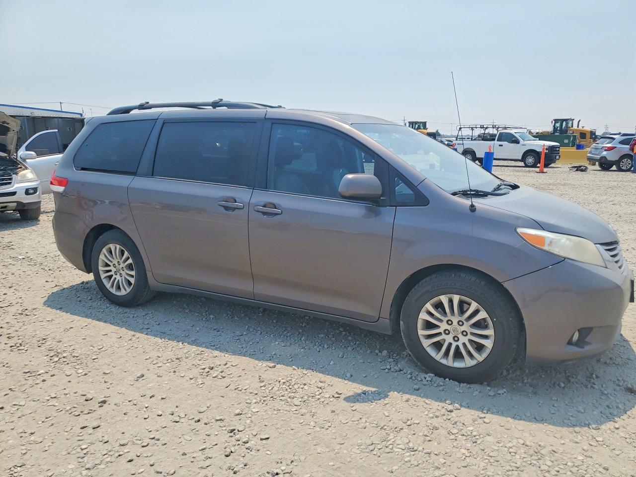2013 Toyota Sienna Xle 8-passenger Серый vin: 5TDYK3DC7DS369797