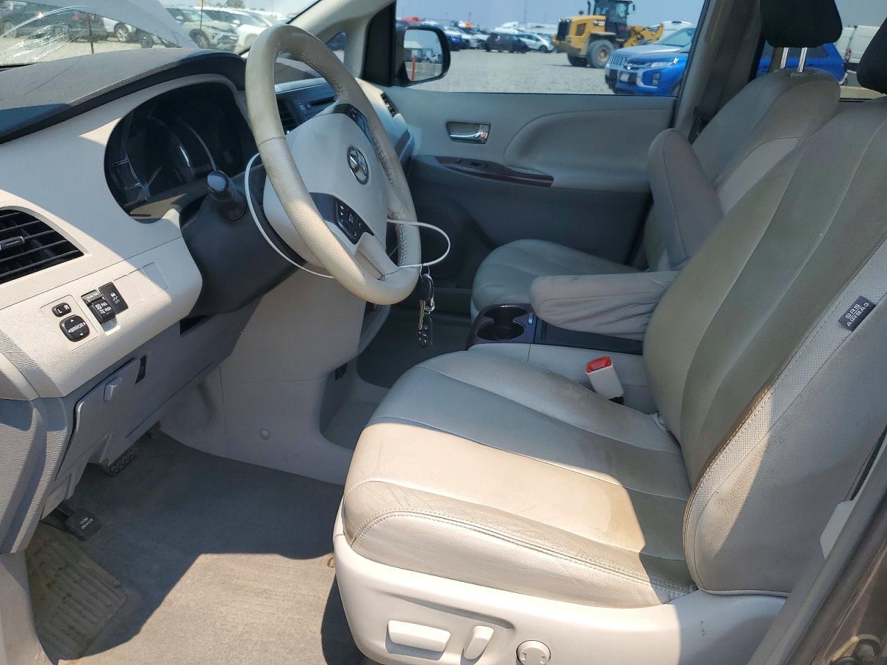 2013 Toyota Sienna Xle 8-passenger Серый vin: 5TDYK3DC7DS369797