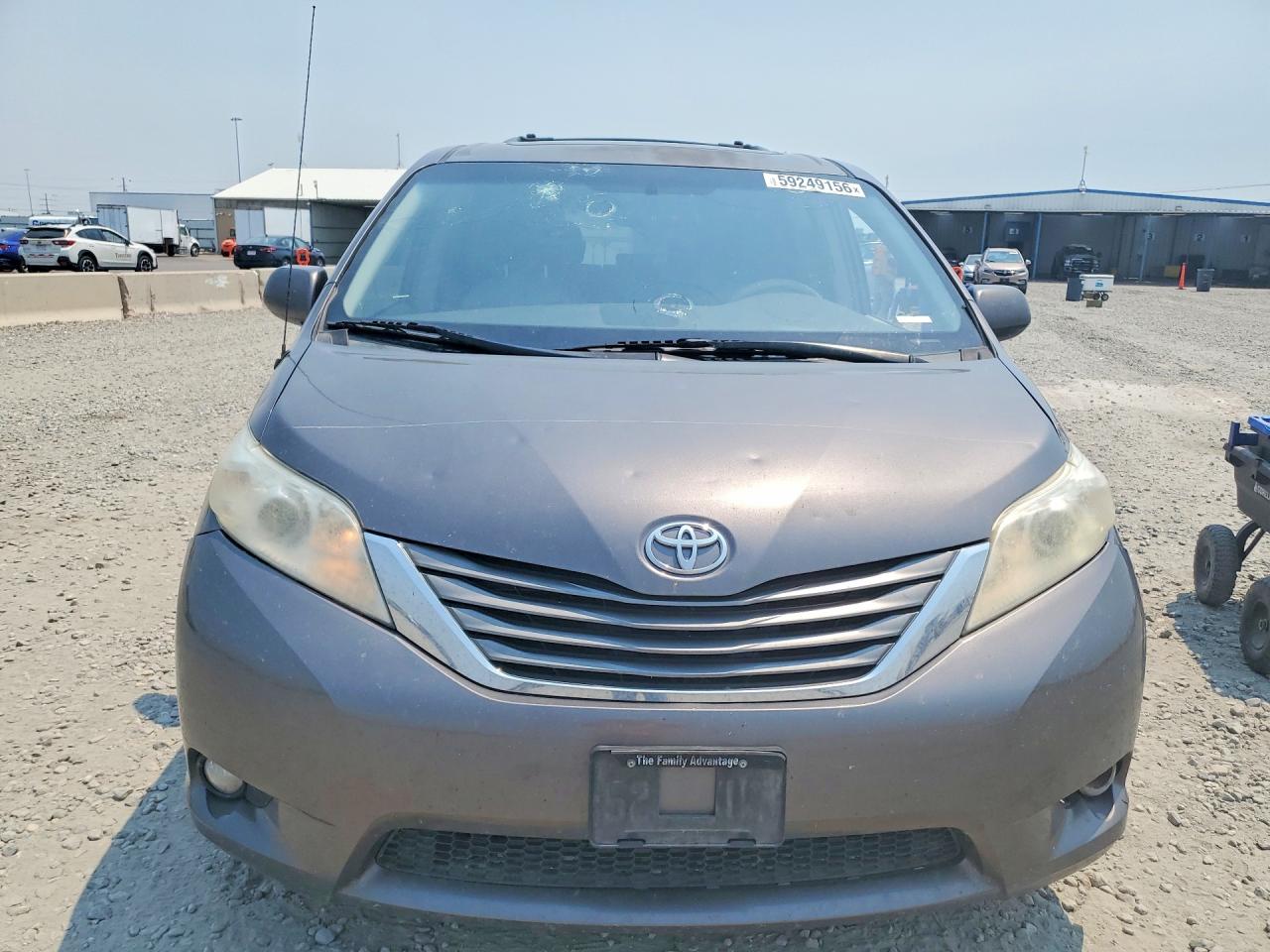 2013 Toyota Sienna Xle 8-passenger Серый vin: 5TDYK3DC7DS369797