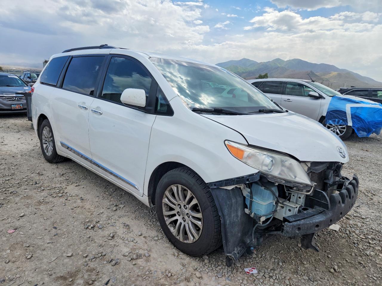 2013 Toyota Sienna Xle 8-passenger White vin: 5TDYK3DC7DS372201