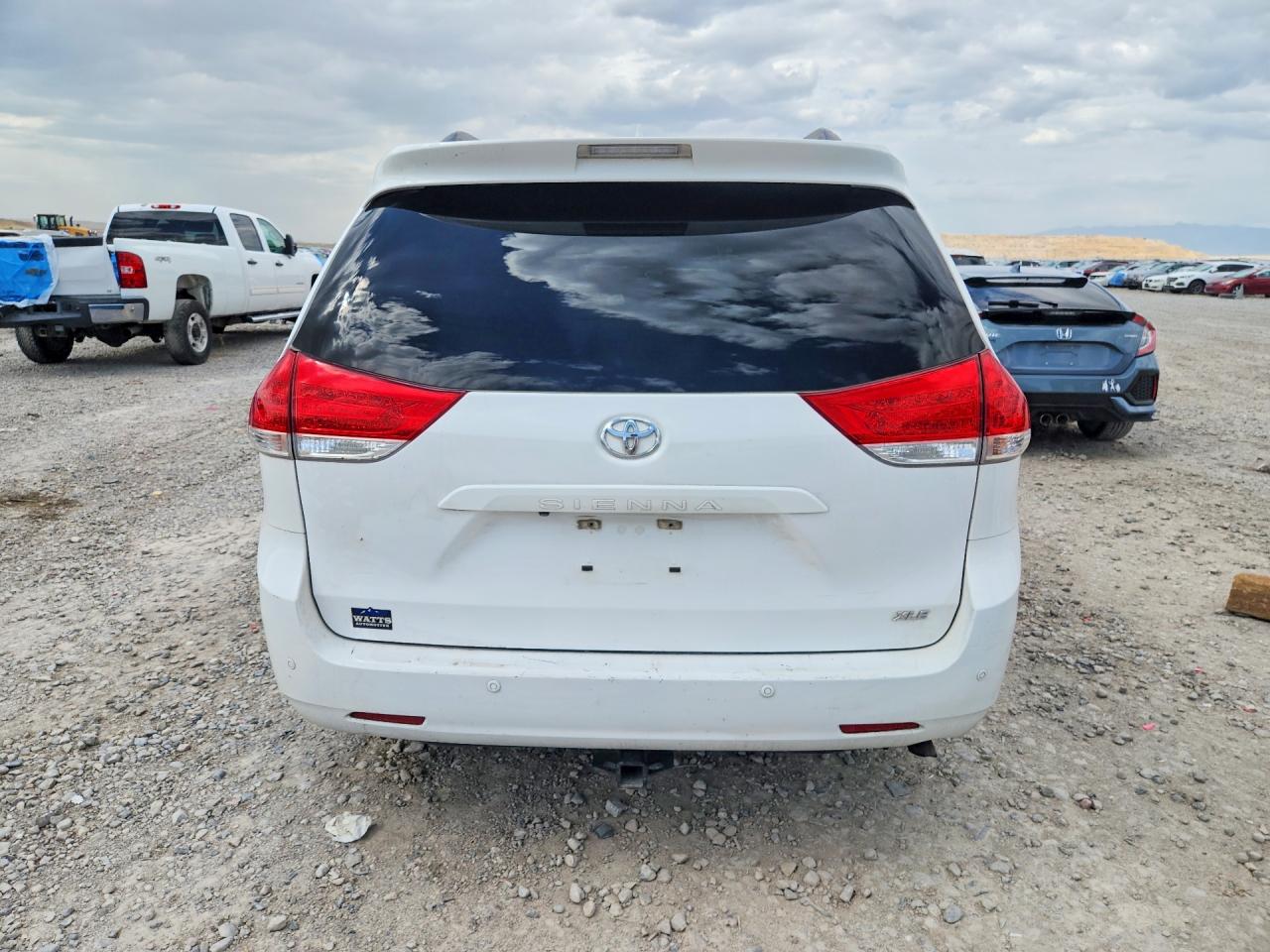 2013 Toyota Sienna Xle 8-passenger White vin: 5TDYK3DC7DS372201