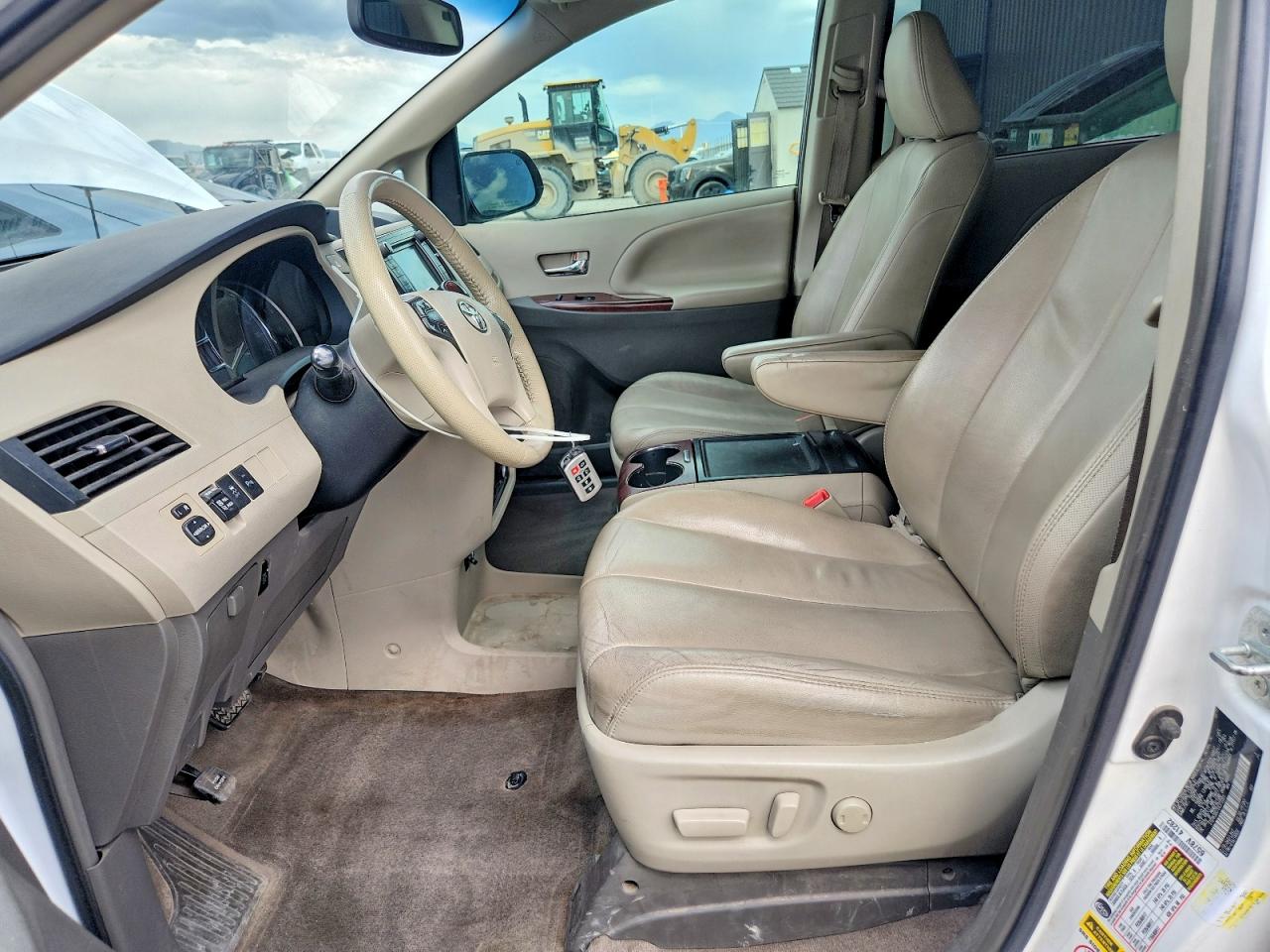 2013 Toyota Sienna Xle 8-passenger White vin: 5TDYK3DC7DS372201