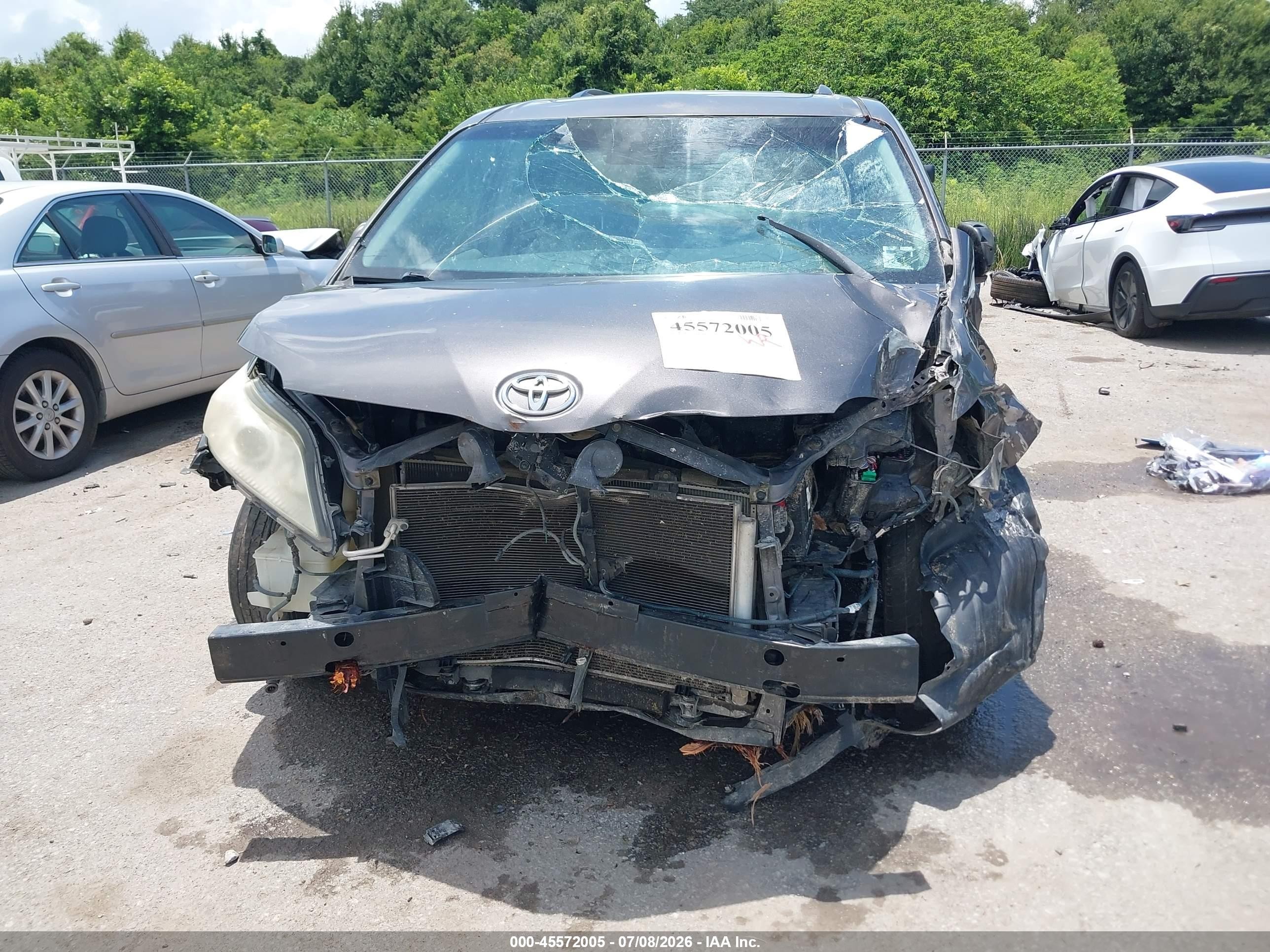 2013 Toyota Sienna Xle V6 8 Passenger Gray vin: 5TDYK3DC7DS372912