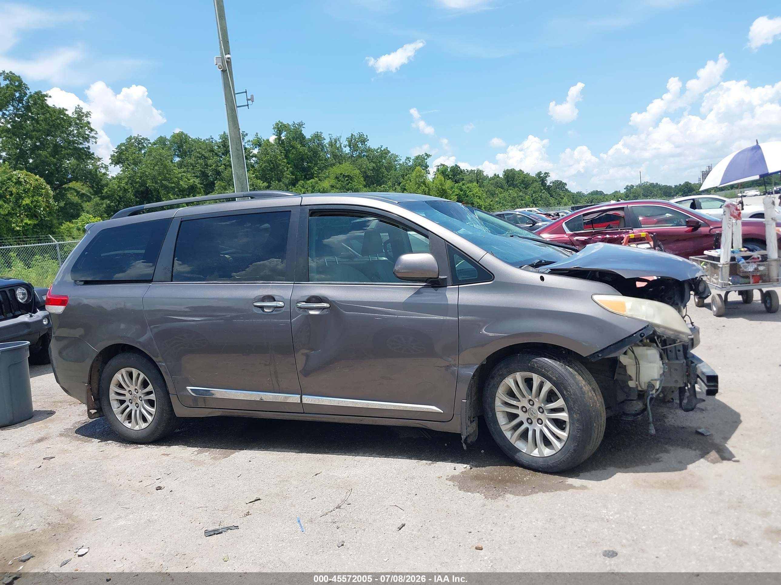 2013 Toyota Sienna Xle V6 8 Passenger Gray vin: 5TDYK3DC7DS372912