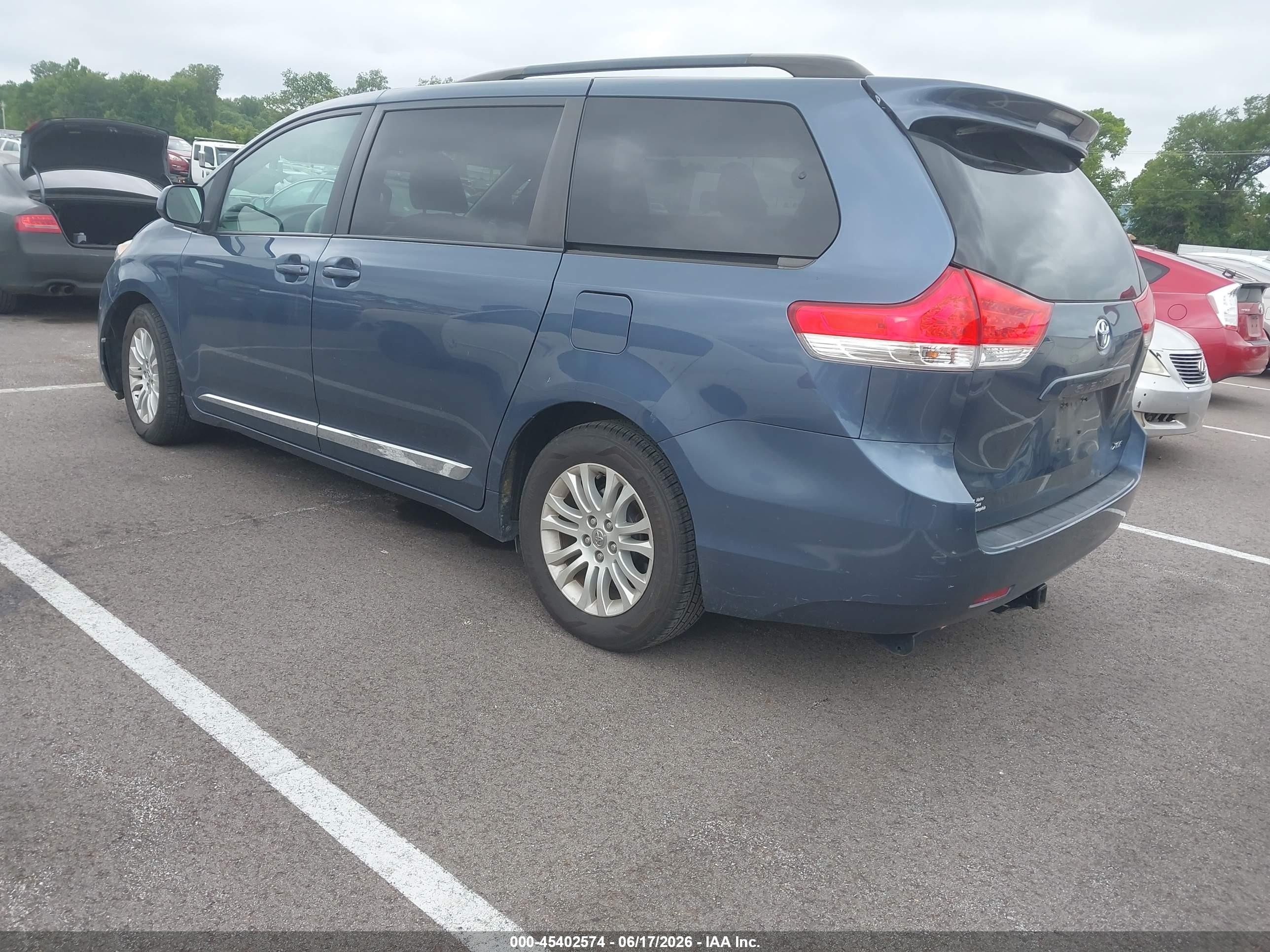 2014 Toyota Sienna Xle V6 8 Passenger Blue vin: 5TDYK3DC7ES418109