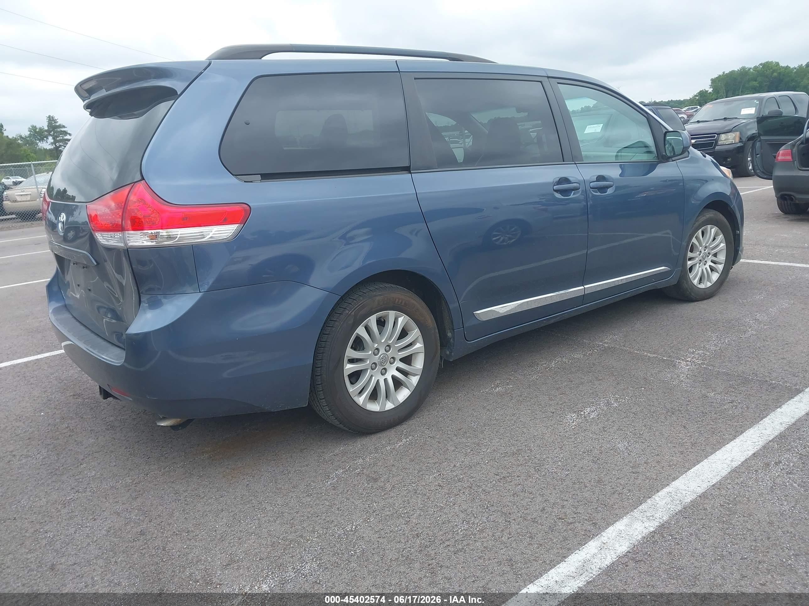 2014 Toyota Sienna Xle V6 8 Passenger Blue vin: 5TDYK3DC7ES418109